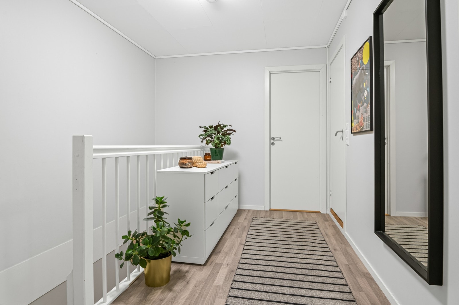 I 2. etasje har man 3 soverom og bad/toalettrom i tillegg til lagringsplass på loftet. Galleribilde