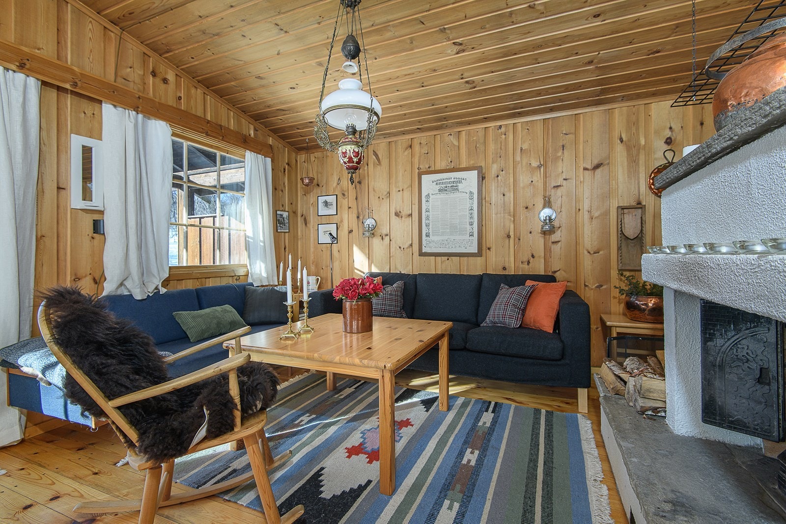 Gode møbleringsmuligheter i stuen for både sofagruppe og spisegruppe Galleribilde