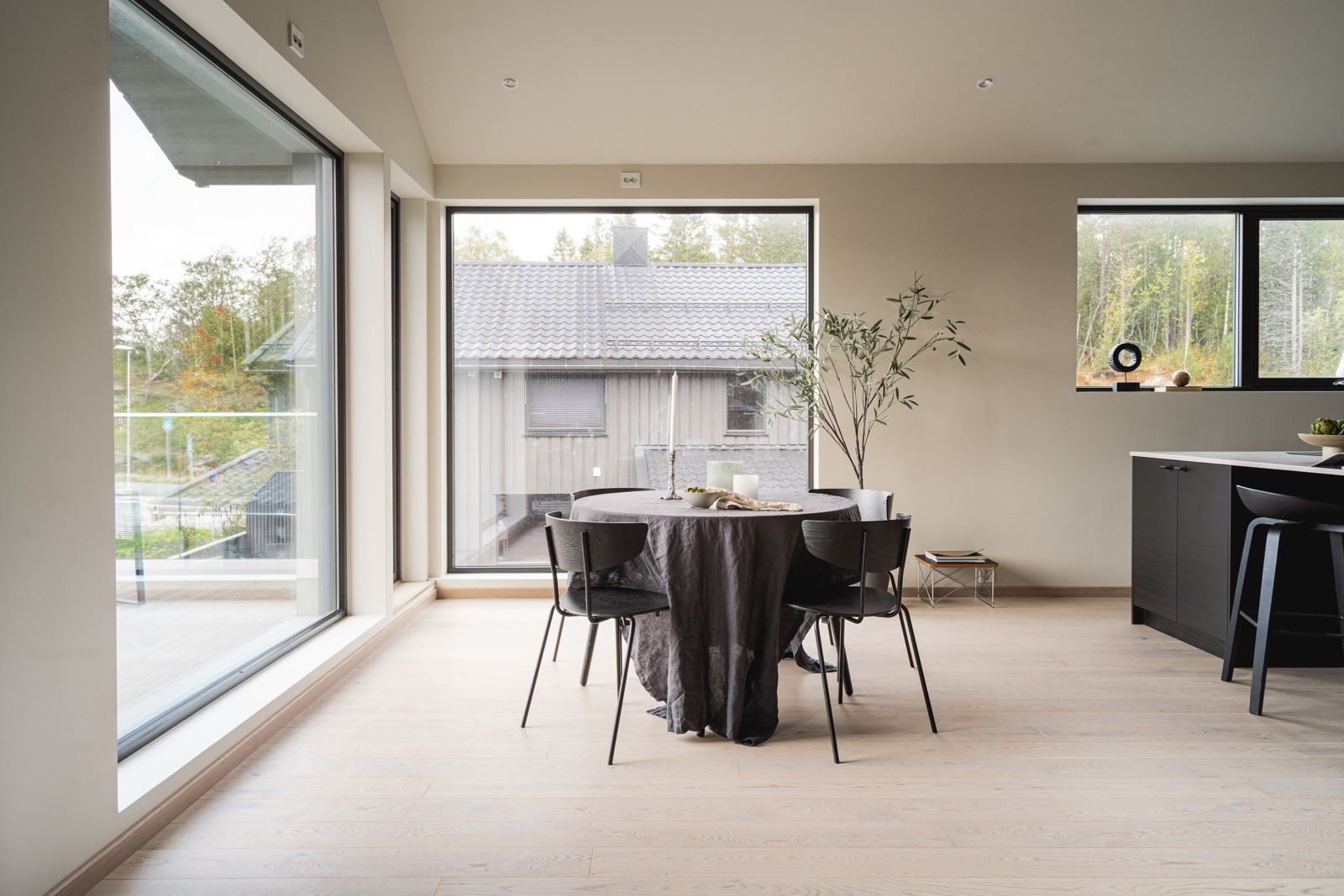 Fra spisestuen har du utgang mot sørvendt veranda.