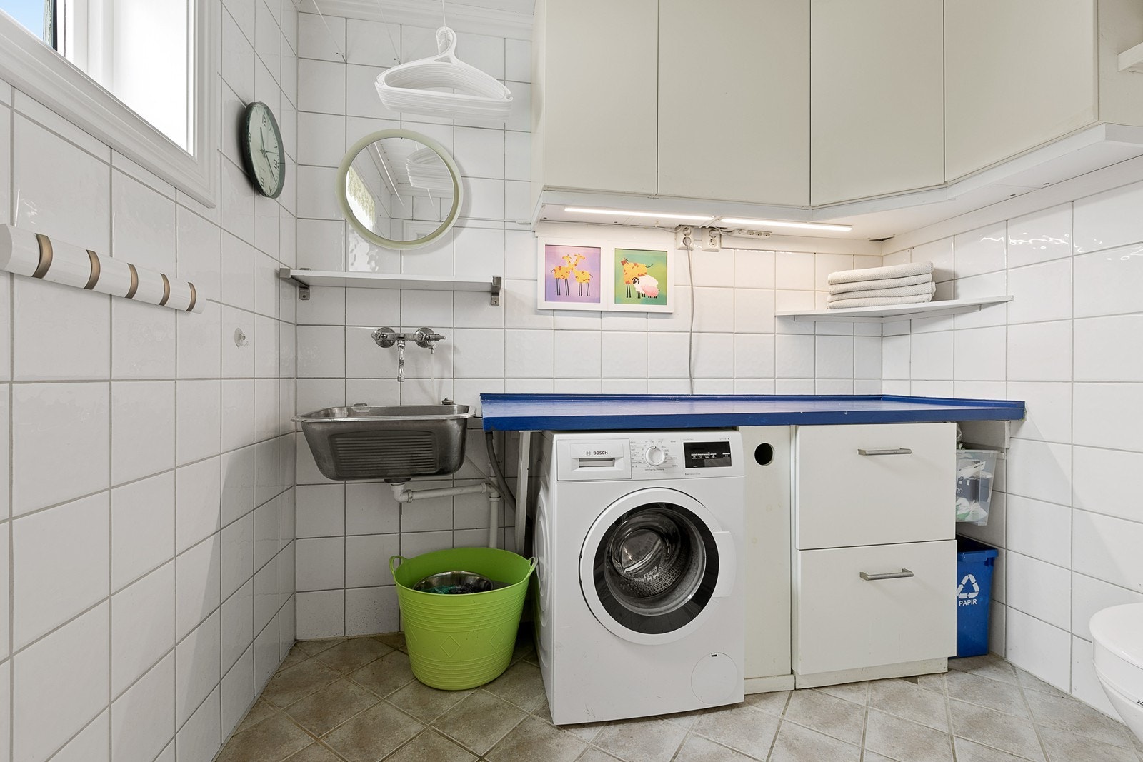 Vaskerom med WC, utslagsvask, opplegg for vaskemaskin og skap/benkeplass. Sluk i gulv. Galleribilde