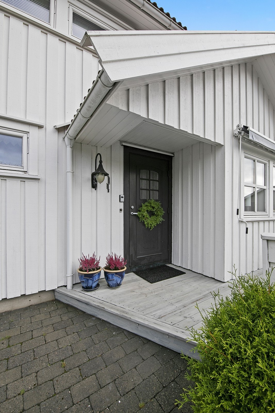 Inngangsparti med overbygg. Galleribilde