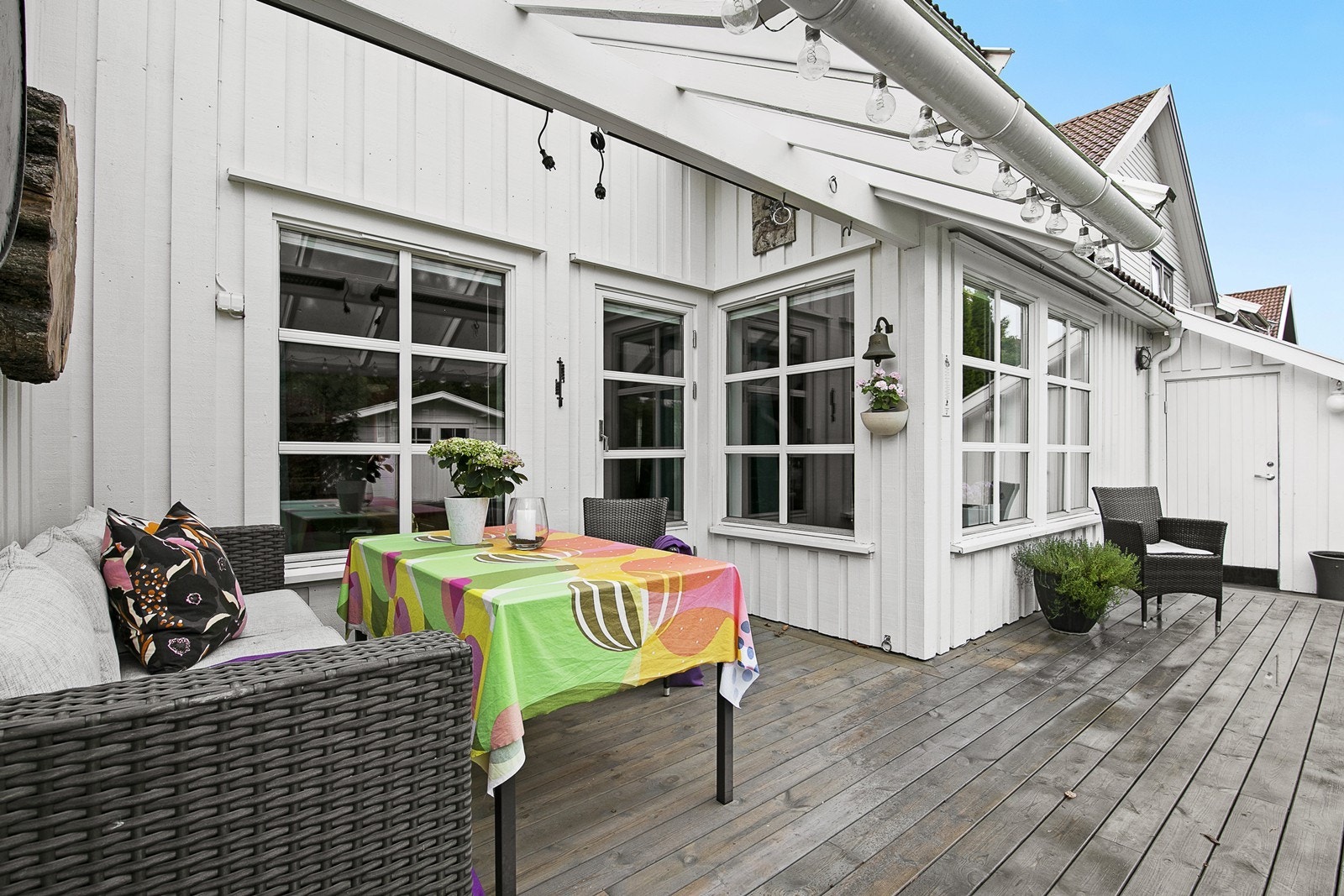 Uteplass med glasstak. Inngang til bod/garasje til høyre i bildet. Galleribilde
