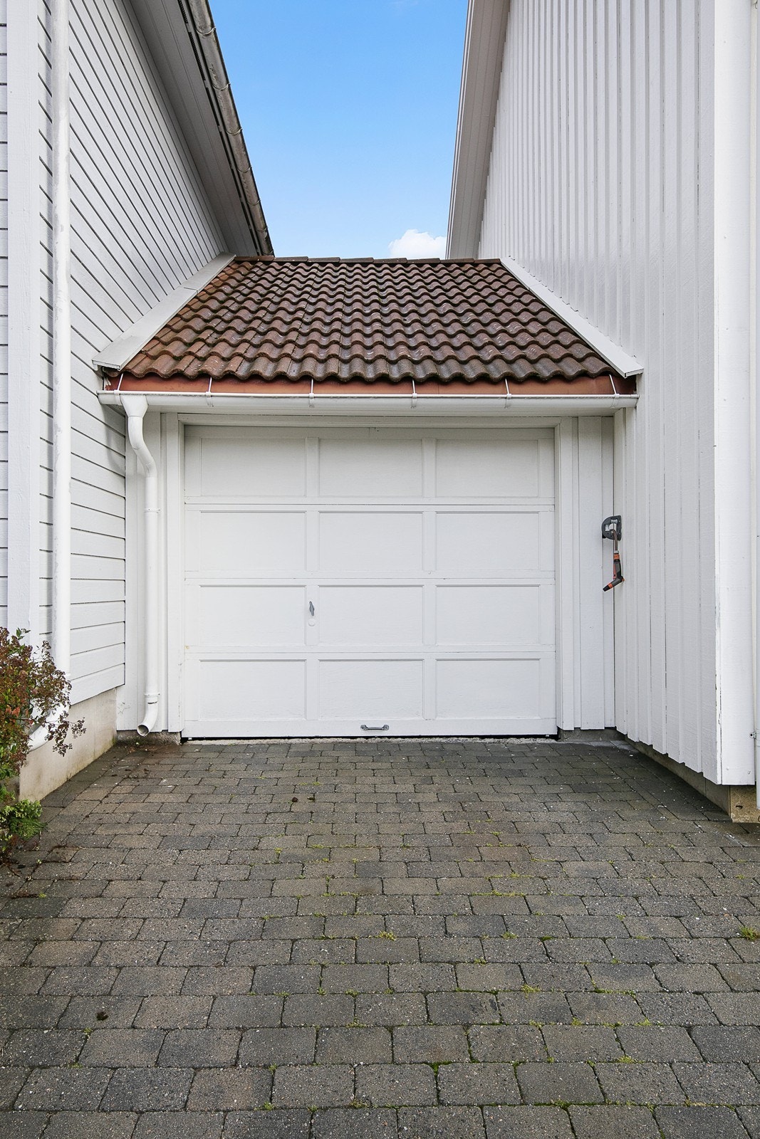 Det er installert elbil lader i garasjen. Vannslange på utsiden. Galleribilde