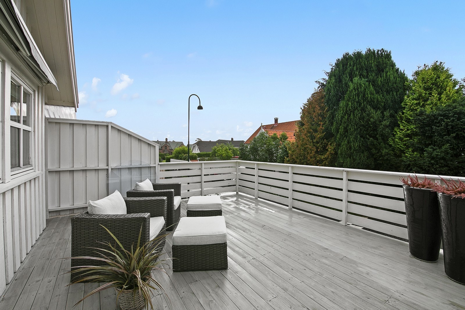 Terrasse på fremsiden av huset. Galleribilde