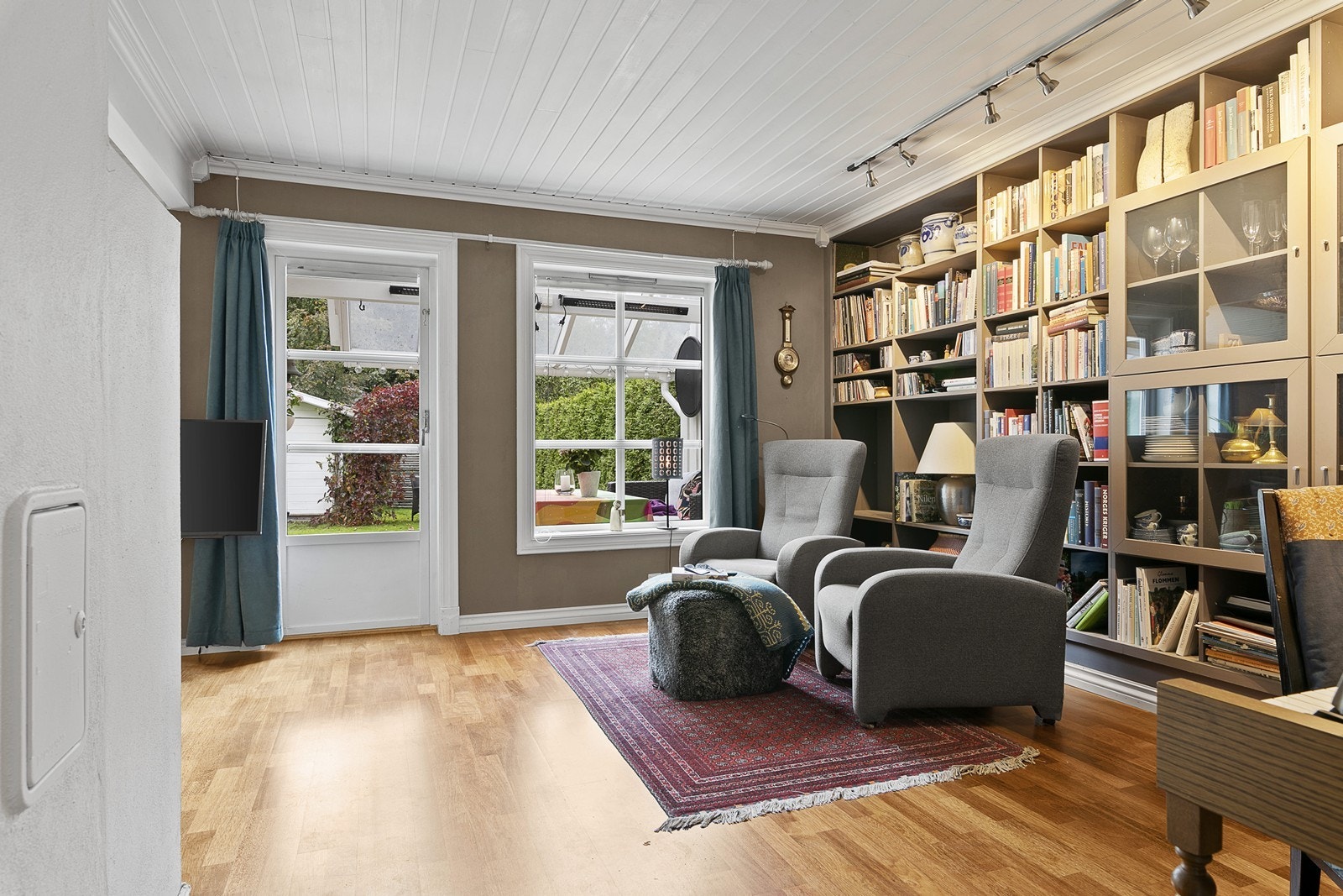 Fra kjøkkenet kommer man inn i en hyggelig lesekrok av stuen. Galleribilde