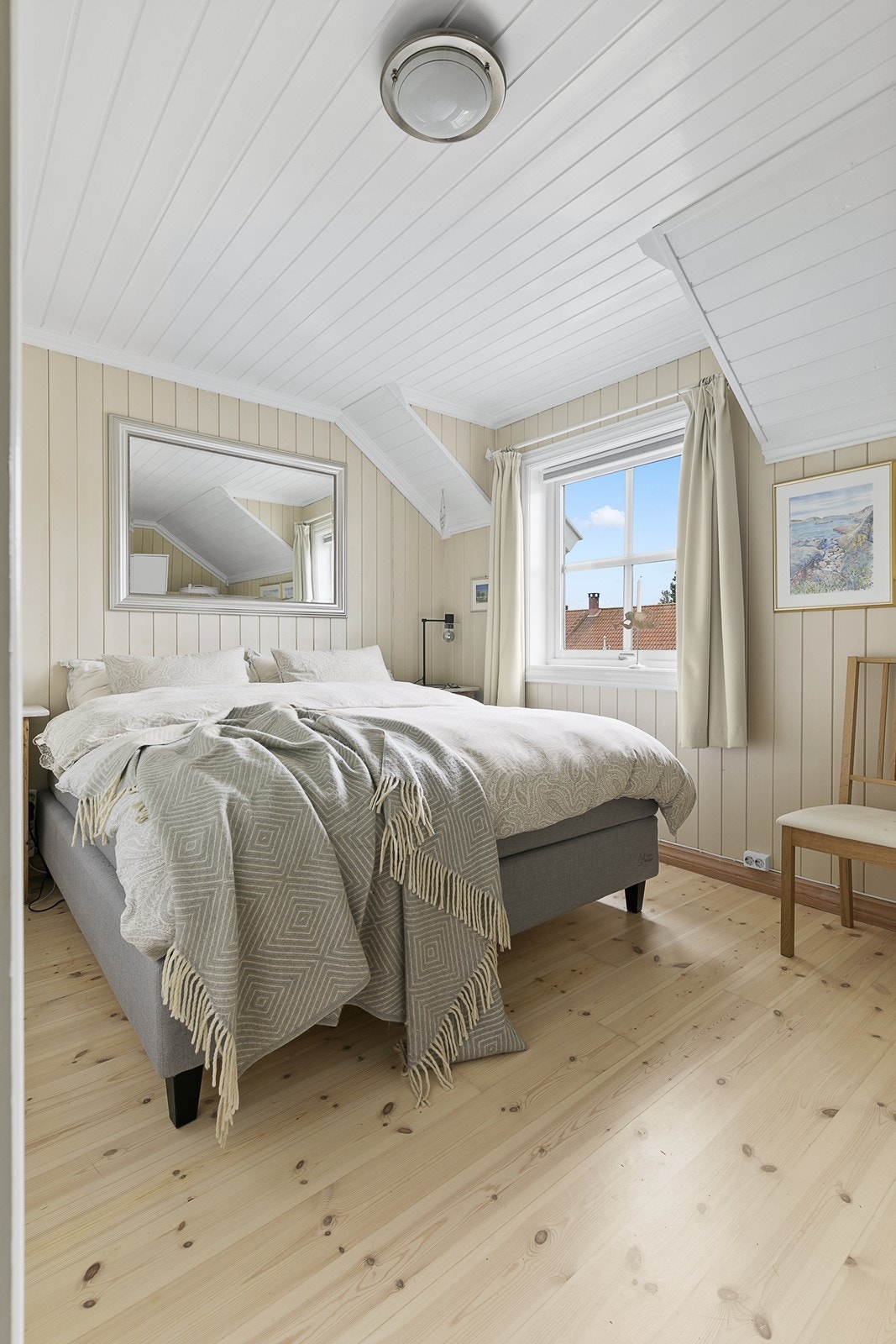 Det er skyvedørsgarderobe til venstre for senger. Også plass til garderobeskap/kommode til høyre. Galleribilde