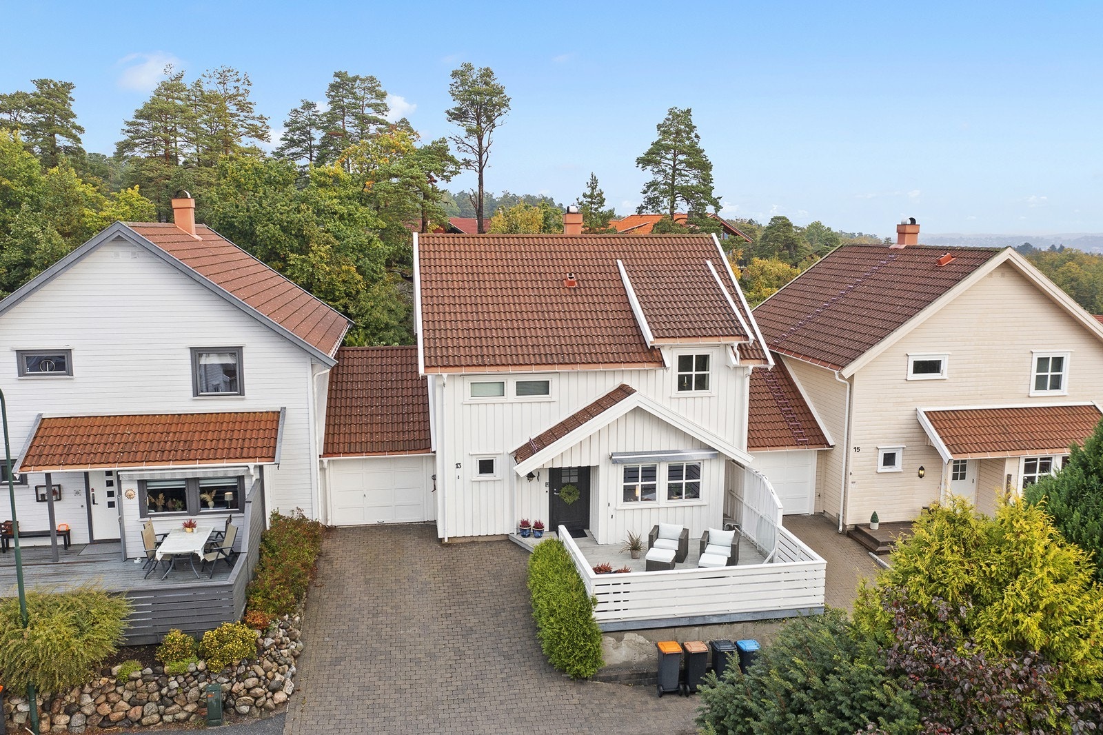 Gårdsplass med belegningsstein og plass til to biler, i tillegg til garasjen. Galleribilde