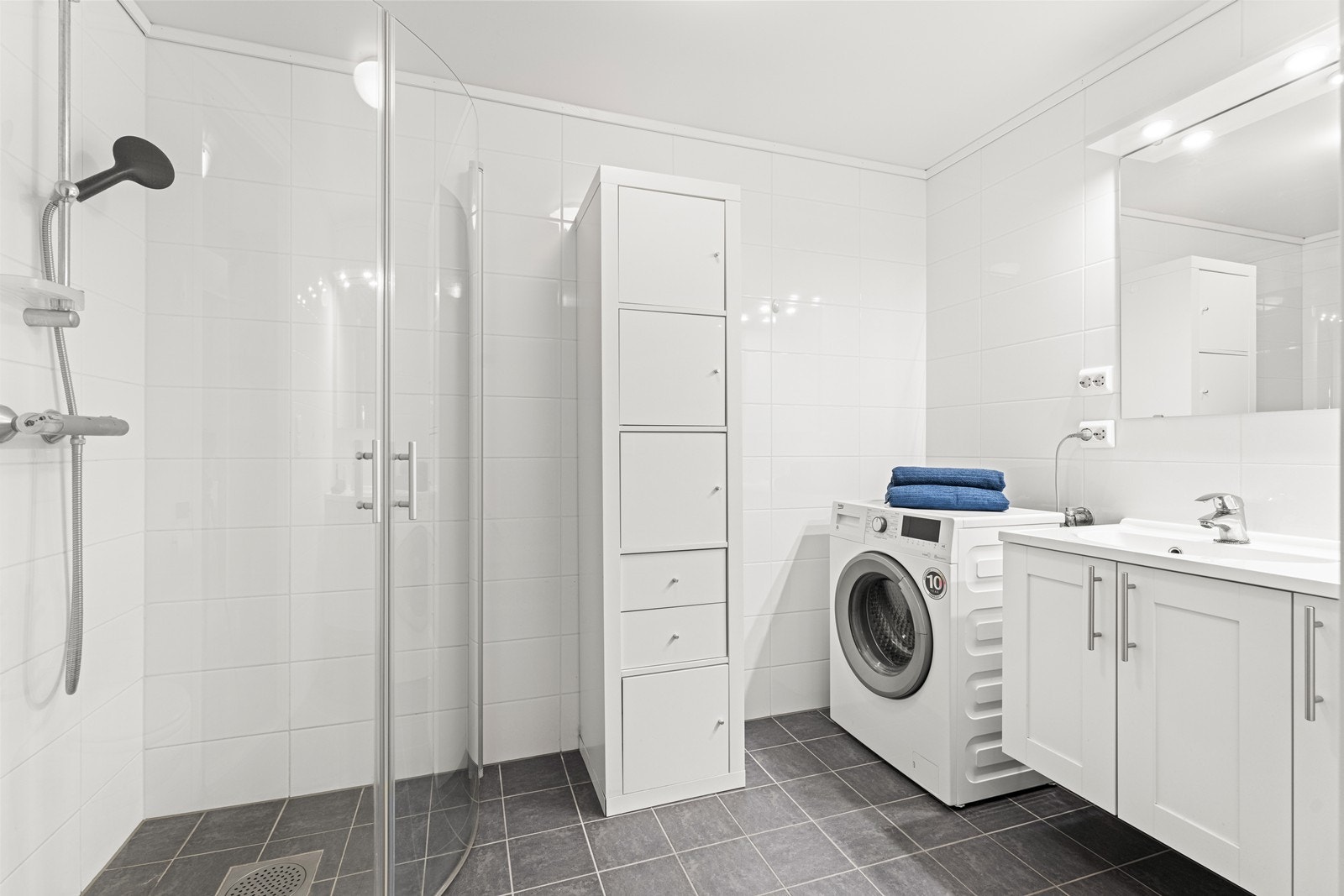 Badet er flislagt med varmekabler i gulv Galleribilde