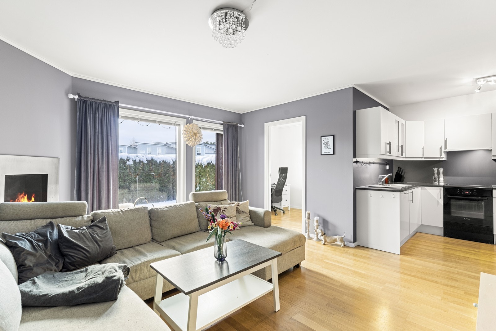 Store vindusflater som slipper inn rikelig med naturlig lys Galleribilde