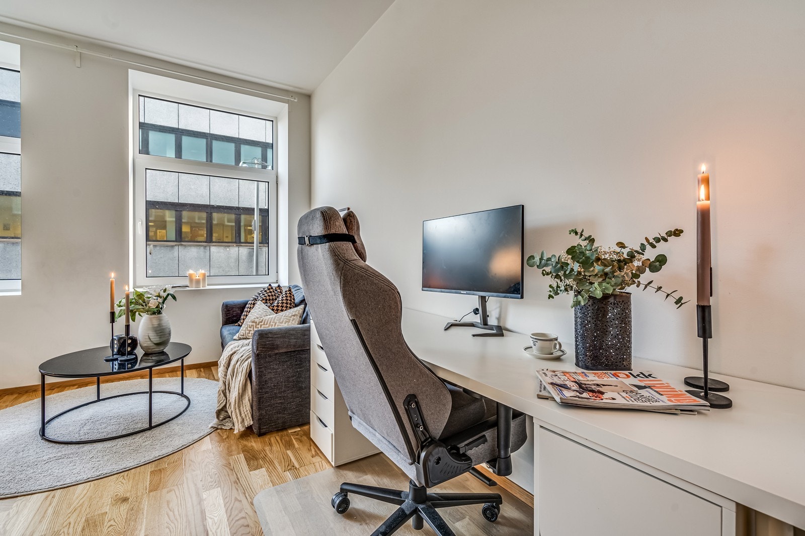 God plass til skrivepult i stuen Galleribilde