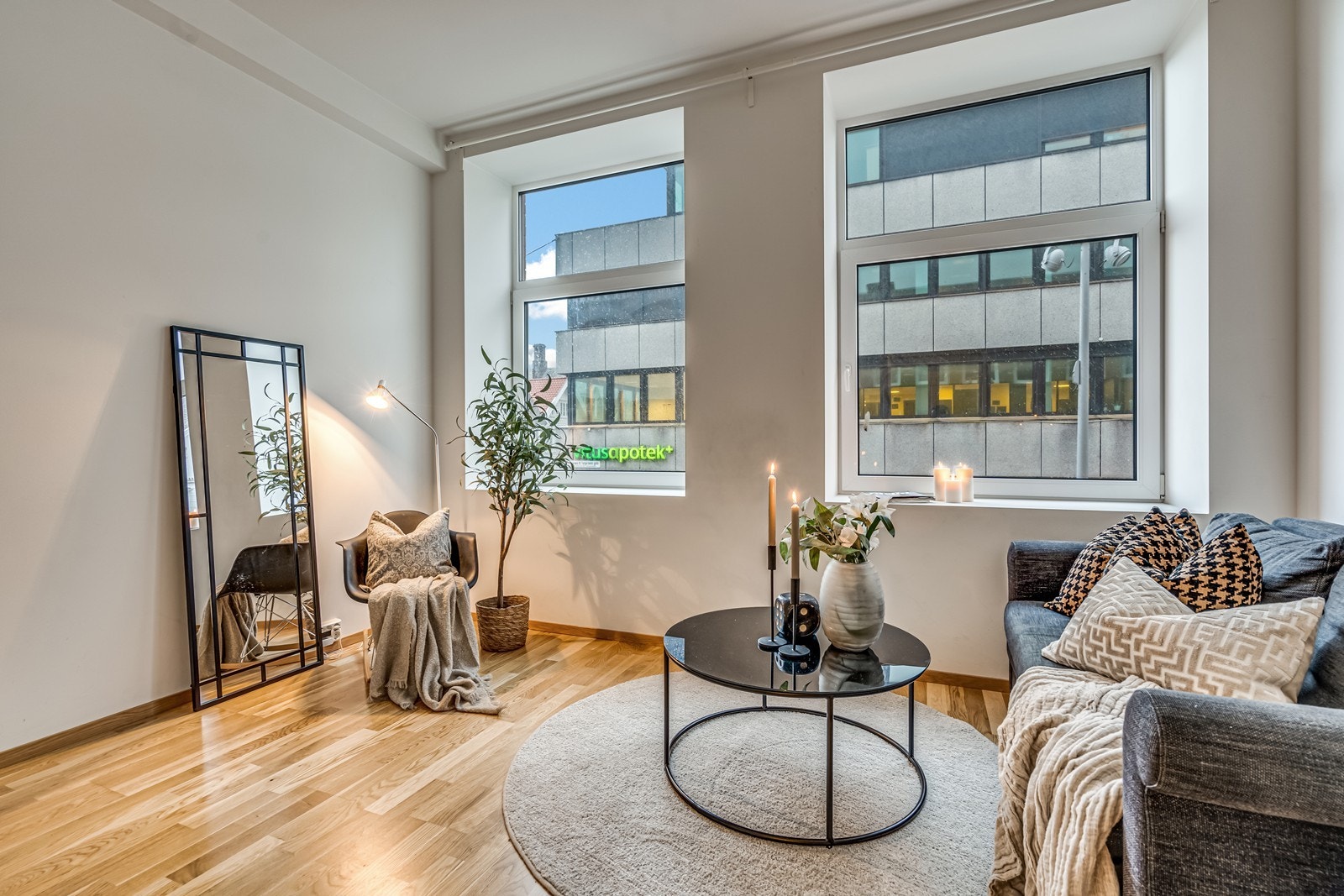 Høyt under taket og store vindusflater sørger for en fin atmosfære i rommet. Galleribilde