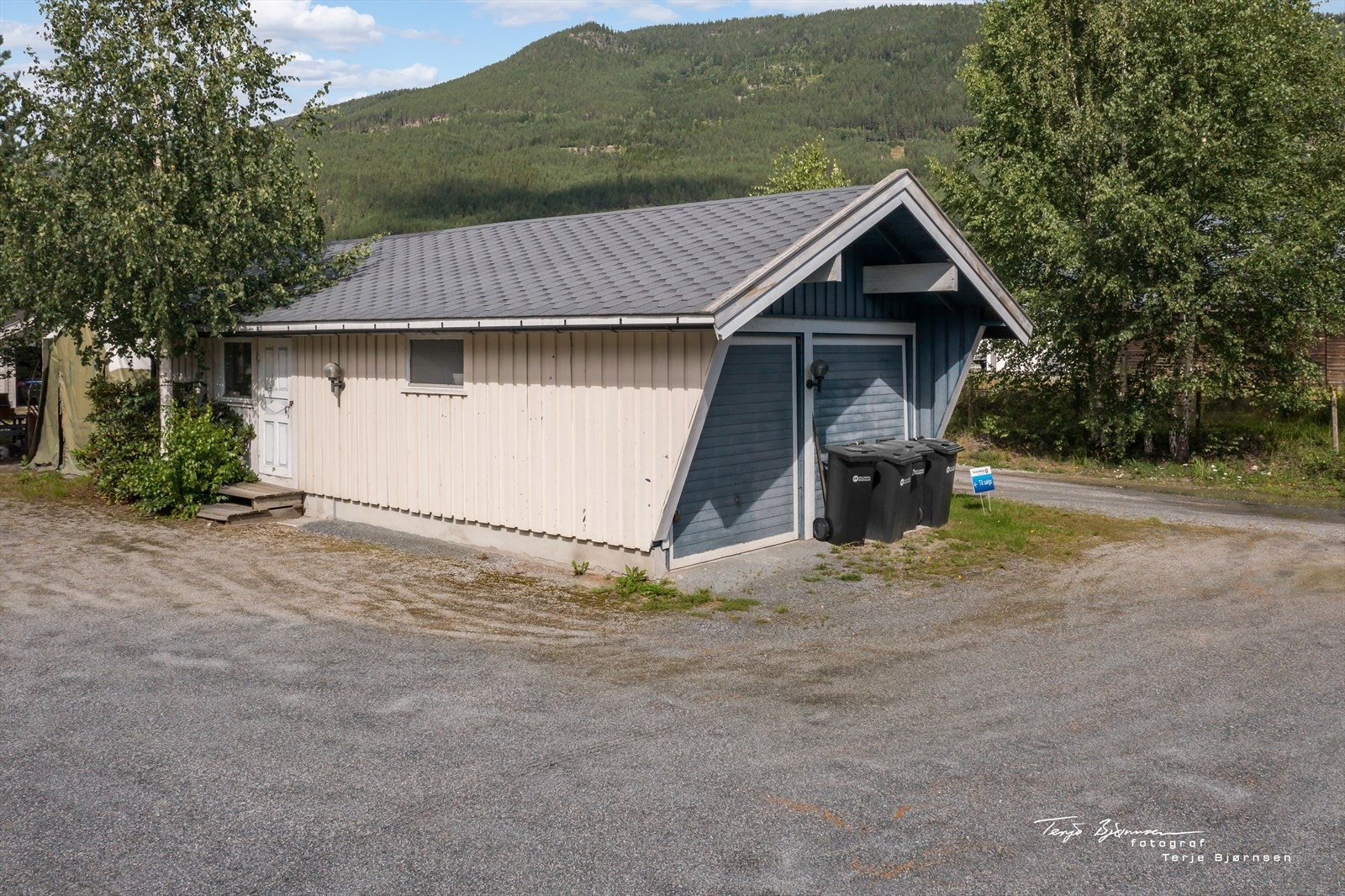 Garasje med stor bod i bakkant. Galleribilde