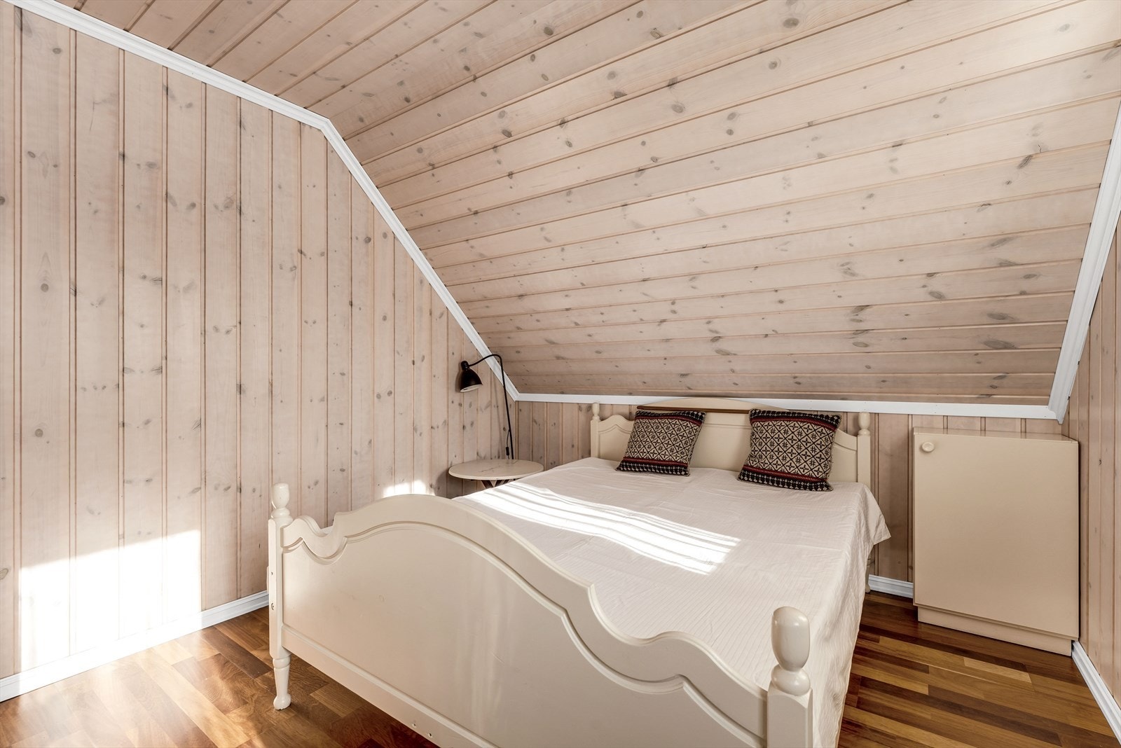 Soverom med god plass til dobbeltseng. Galleribilde