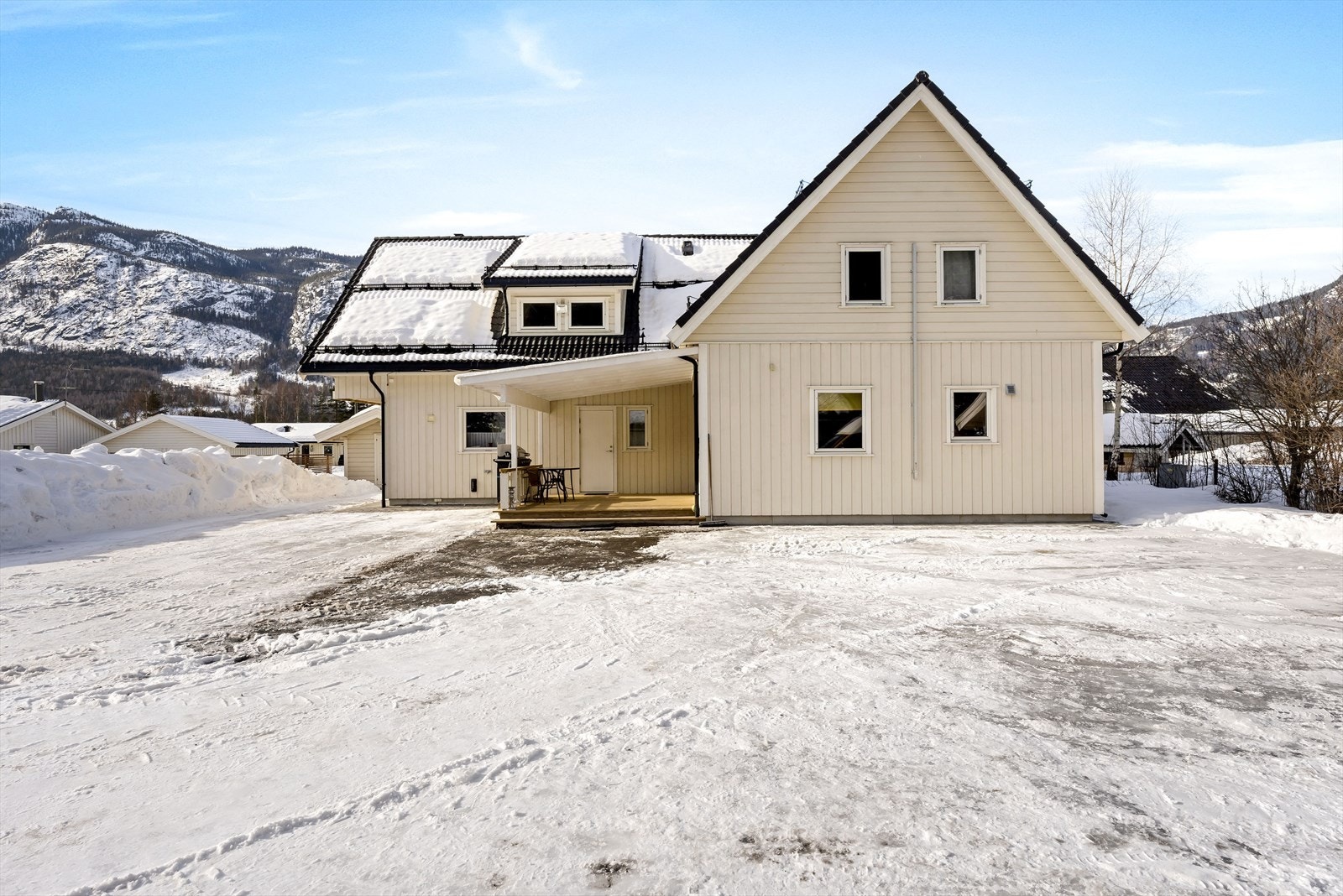 Det er opparbeidet rikelig med parkeringsplass på eiendommen. Galleribilde