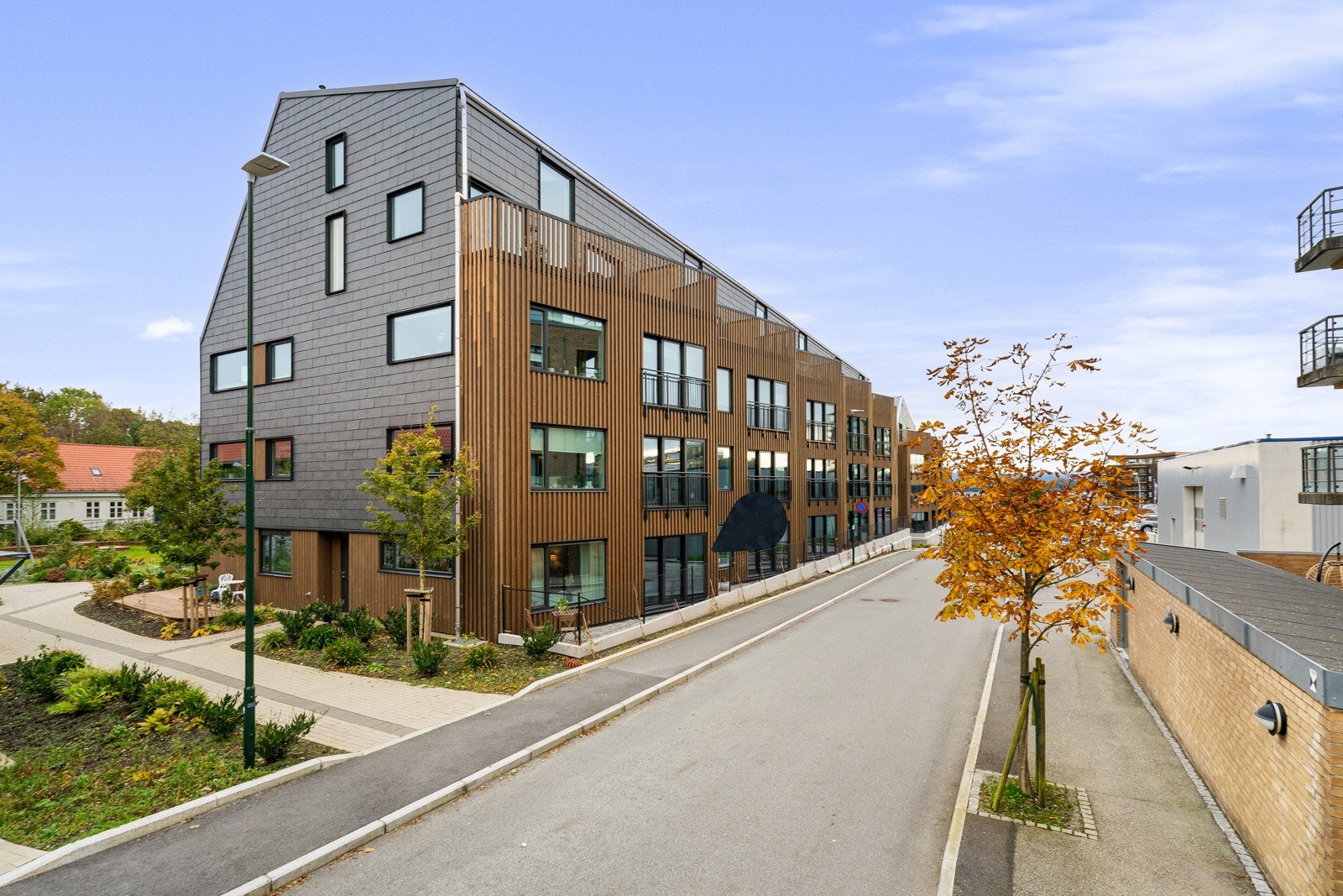 I Fridas hage har det vært fokus på grønne og frodige fellesområder med flott beplantning, frukttrær, pergola og sitteplasser. Galleribilde