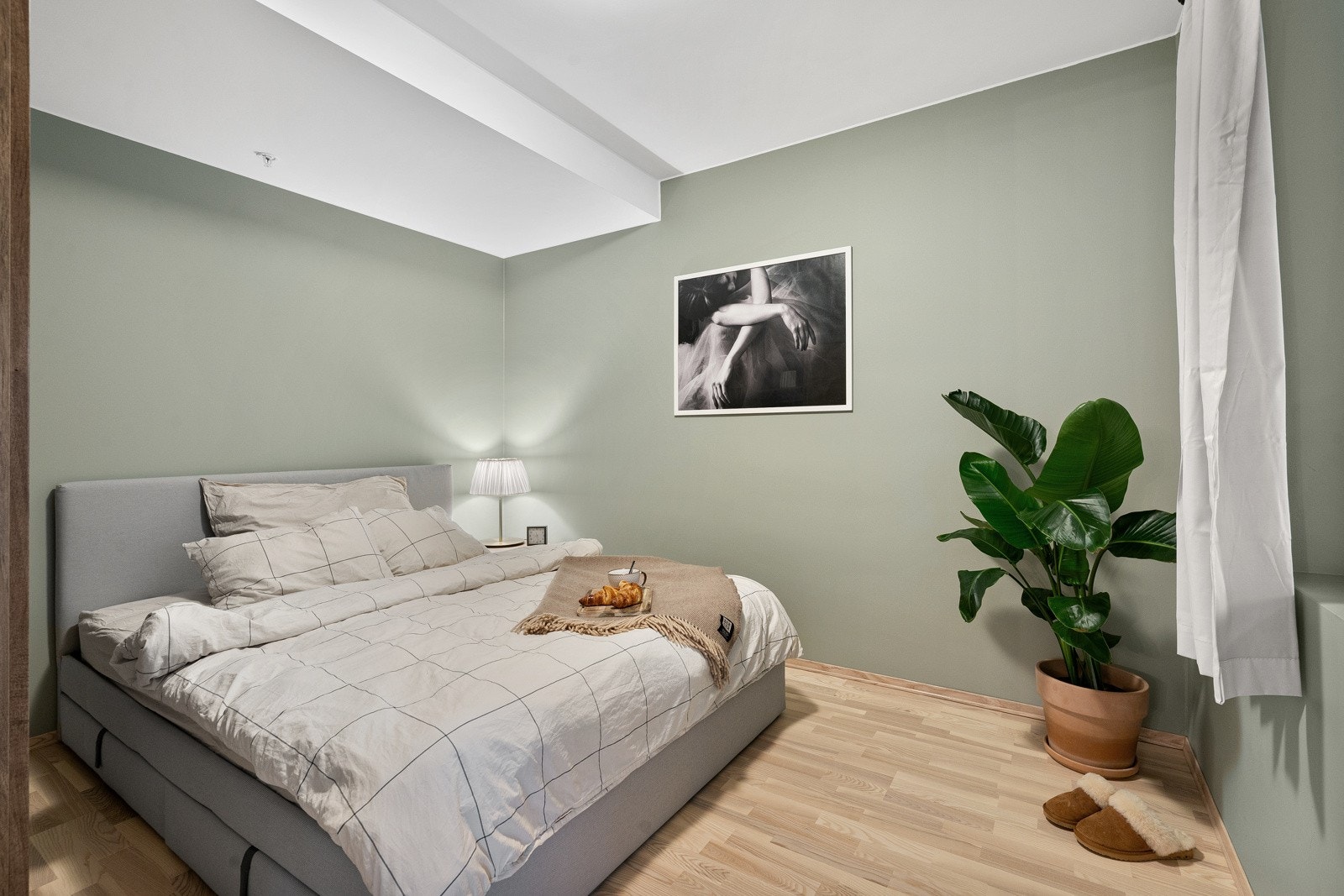 Soverom på ca. 11 kvm. Kan enkelt innredes med skyvedørsgardeobe. Galleribilde