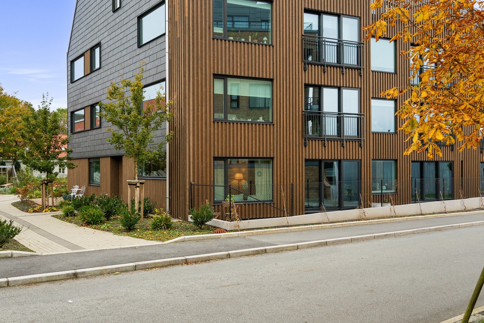 Det er parkering i lukket anlegg m/ mulighet for lader. Ekstern sportsbod på 5 kvm Galleribilde