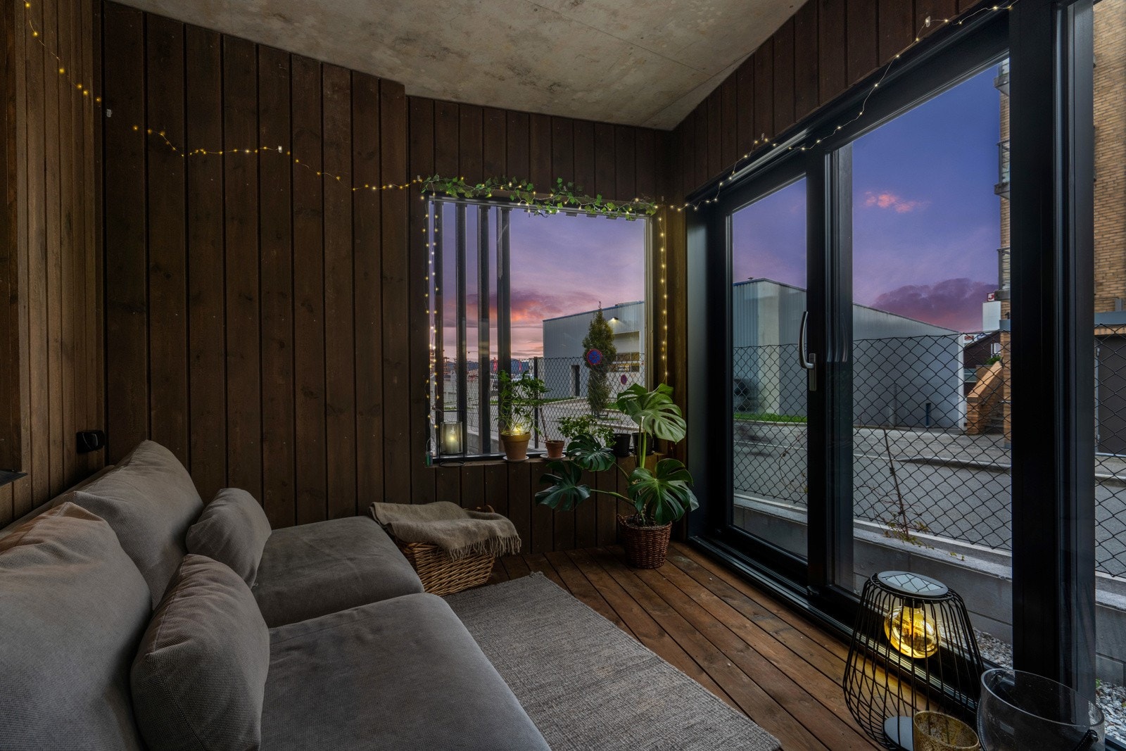 Innglasset balkong på kveldstid. Galleribilde