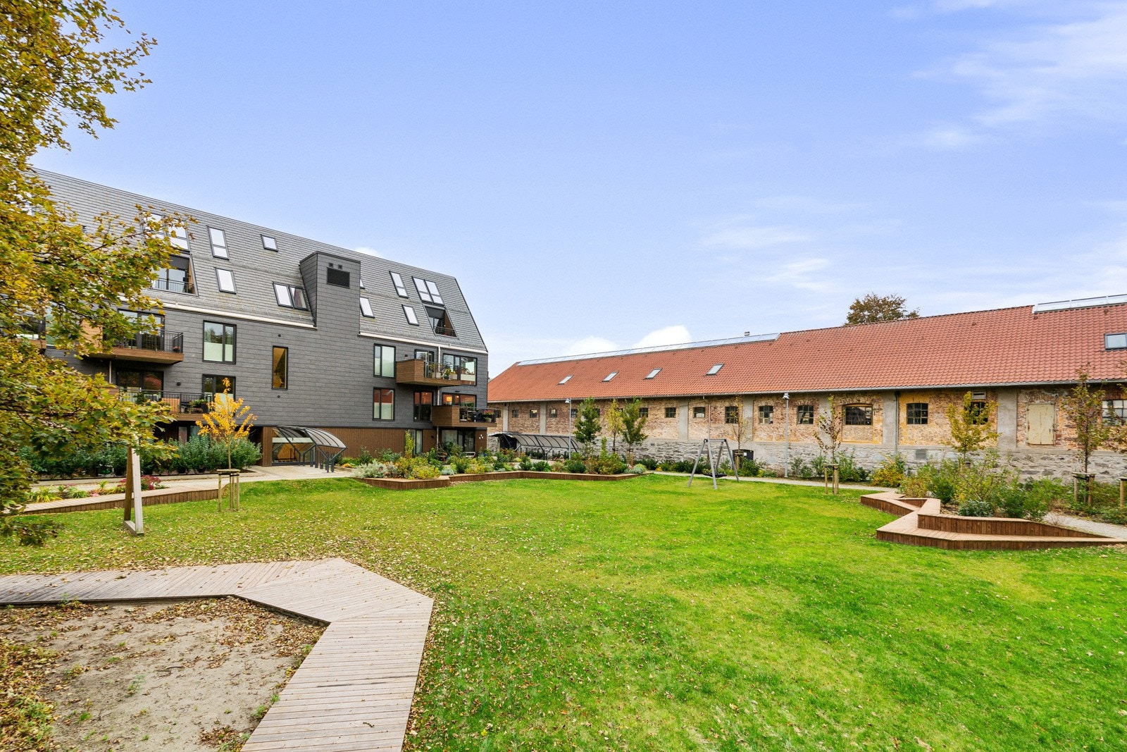 Du bor også tett på Våland, Paradis og sentrum, en drømmeplass for deg som liker å bruke byen og ha alle servicefunksjoner og offentlig kommunikasjon like ved. Galleribilde