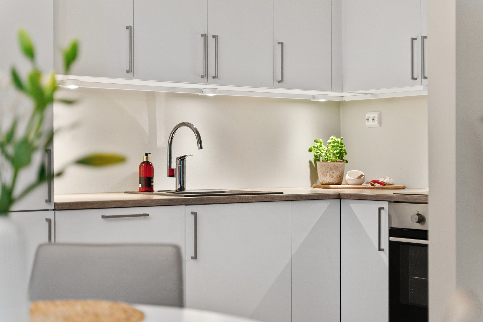 Kjøkkeninnredning med slette fronter og laminat benkeplate. Galleribilde