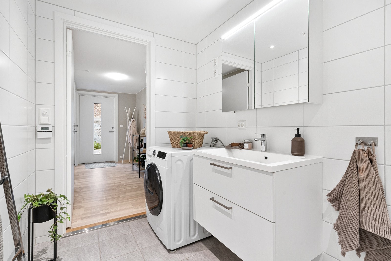 Opplegg for vaskemaskin og tørketrommel. Galleribilde