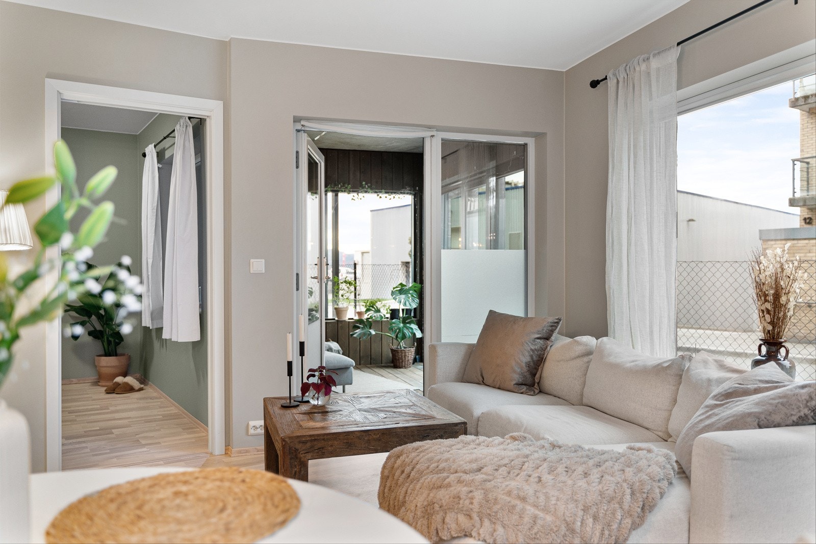 Tilkomst til innglasset terrasse fra stue/kjøkken. Galleribilde