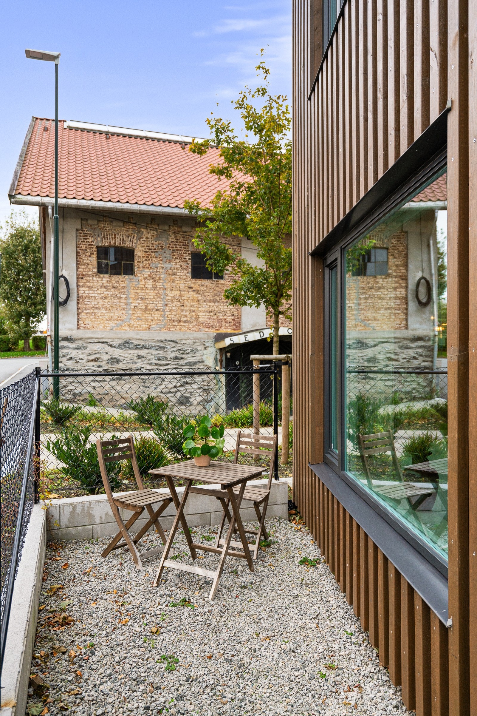 Utvendig areal på borettslagets tomt som selger har benyttet seg av. Galleribilde