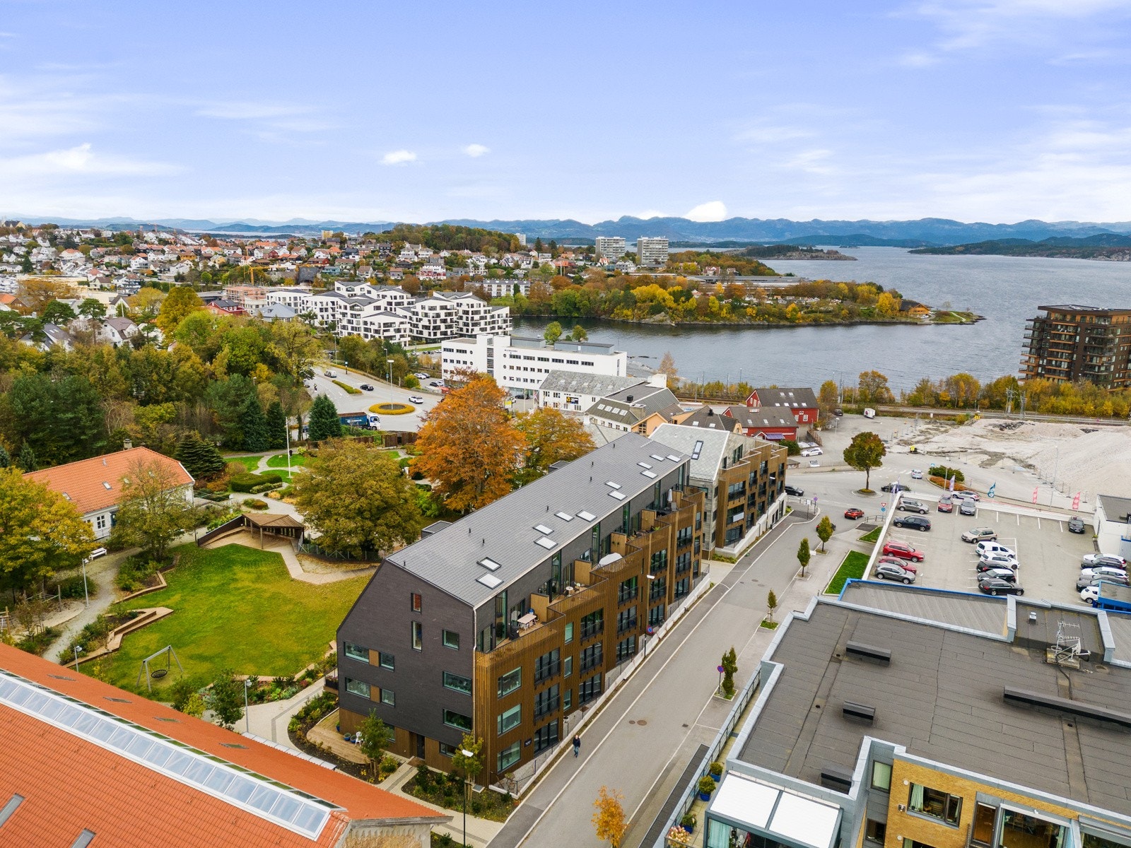 Fridas Hage er naboen til ærverdige og historiske Frida Hansens hus, Køhler huset og Køhler låven. Galleribilde