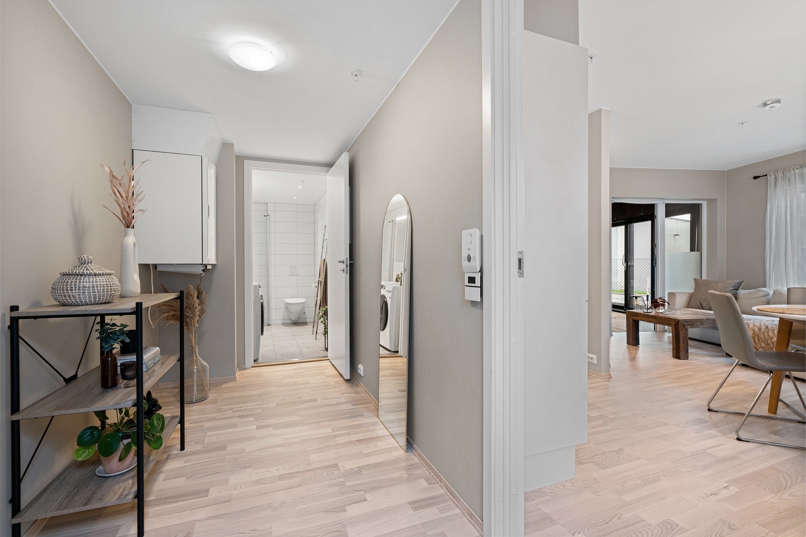 Romslig entré med gode lagringsmuligheter. Galleribilde