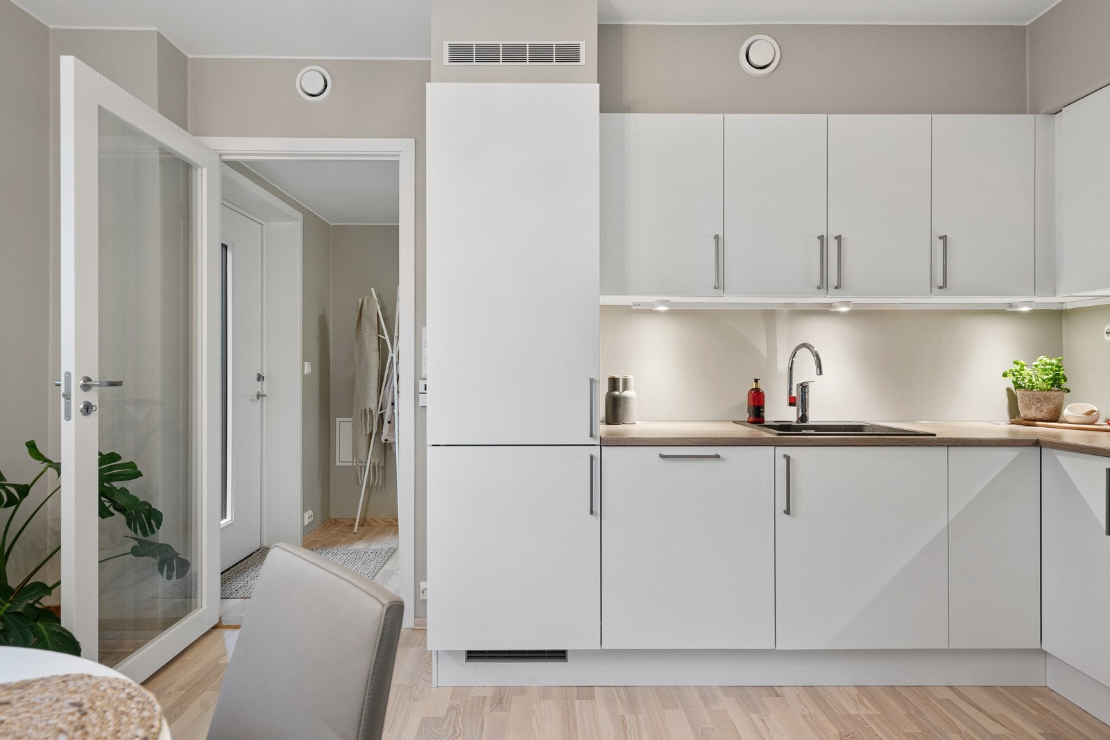 Kjøkkenet har integrerte hvitevarer og kan skilte med god skap- og benkeplass. Galleribilde