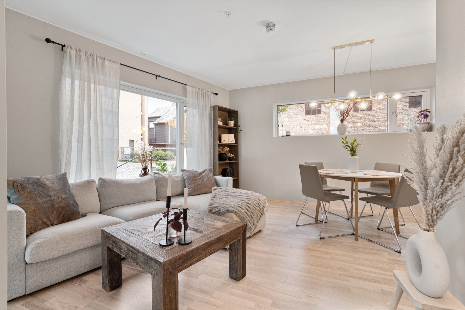 Velkommen inn! Leiligheten måler 46 kvm og inneholder: Entré/gang, bad, stue/kjøkken, soverom og innglasset terrasse. Galleribilde