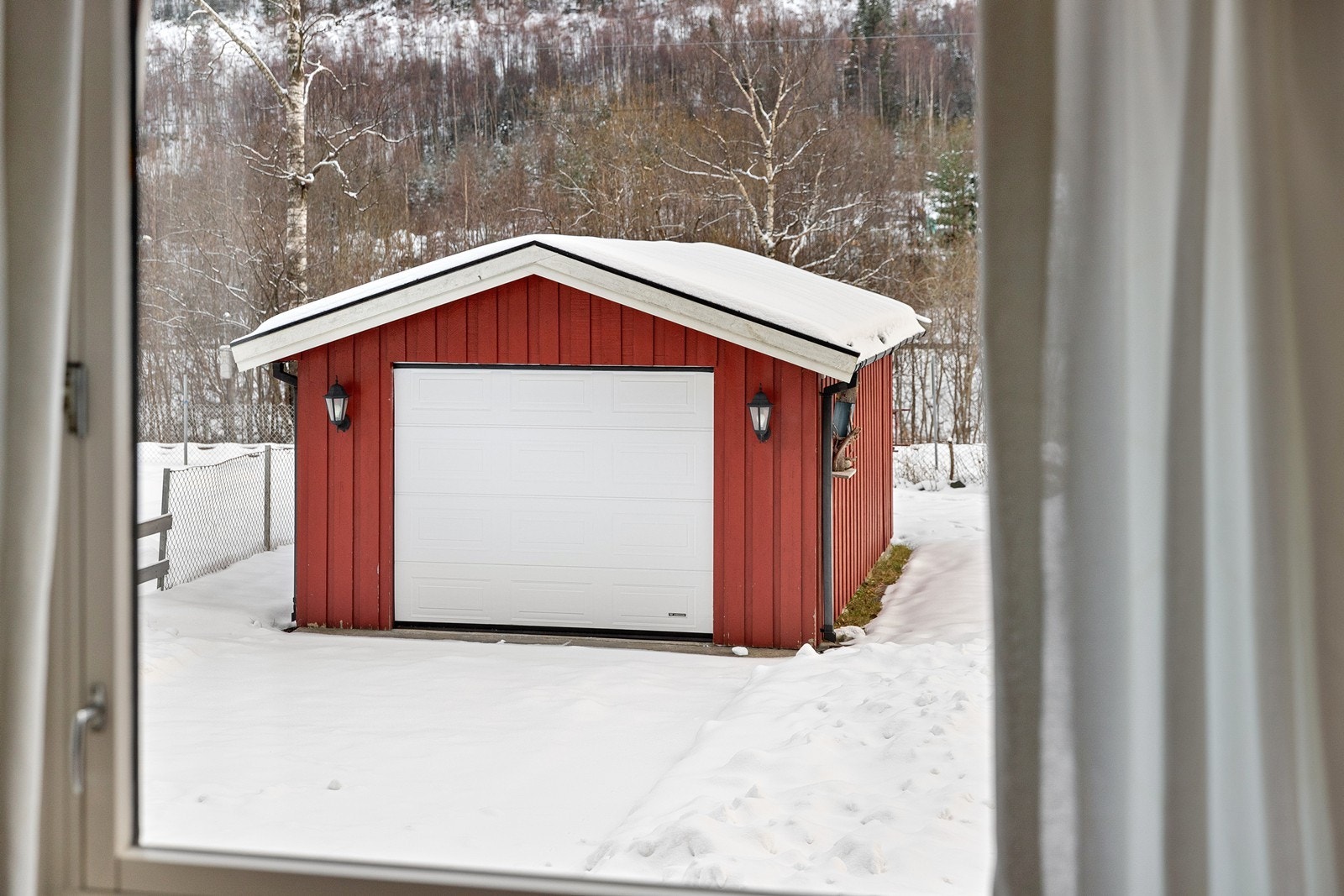 Garasjen er oppført i 1986, med ny, elektrisk garasjeport montert i 2019 Galleribilde