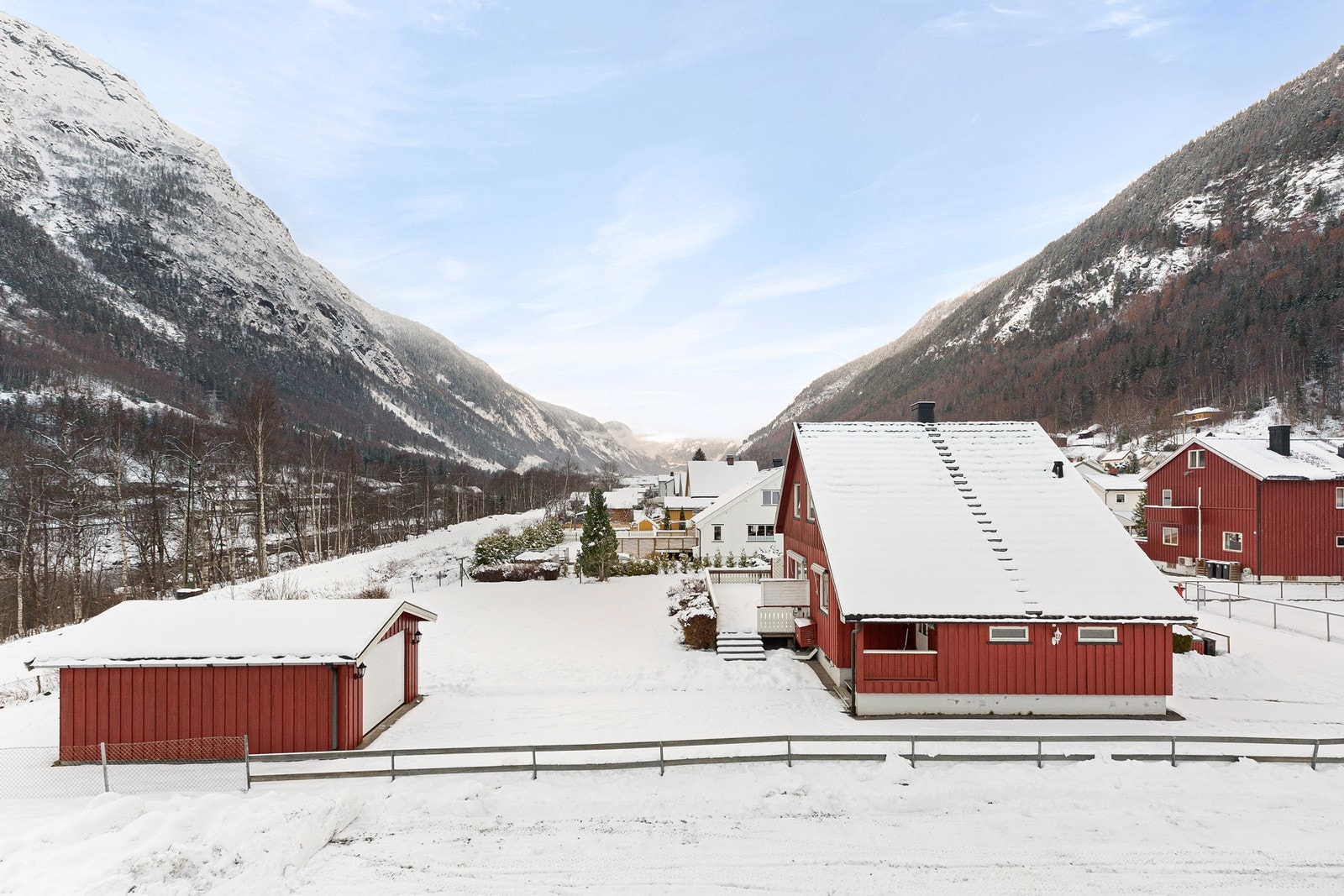 Boligen har en attraktiv beliggenhet i Tinngata med en stor, flat og romslig hage og kort avstand til matbutikk og skole Galleribilde
