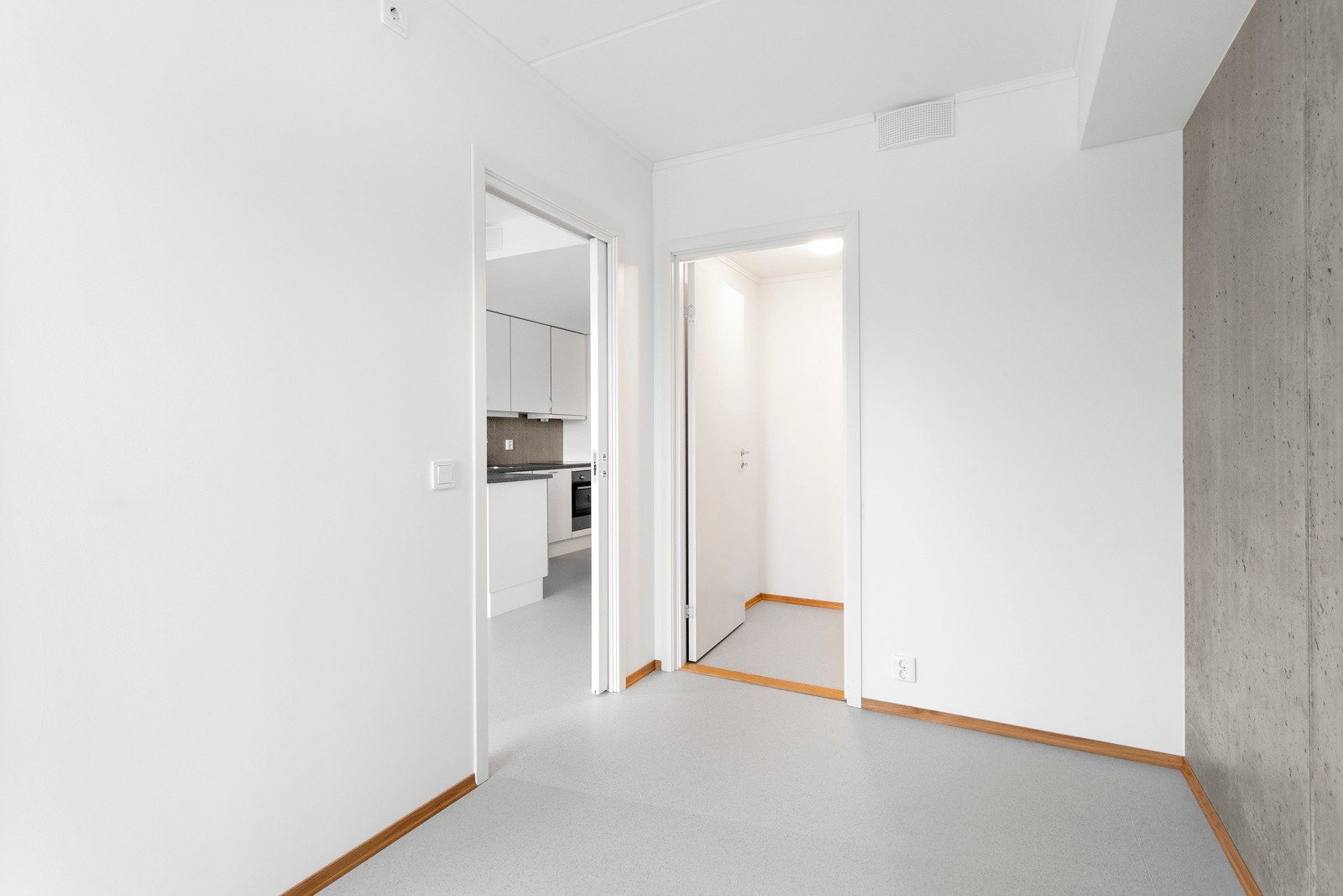 Soverom med walk-in garderobe Galleribilde