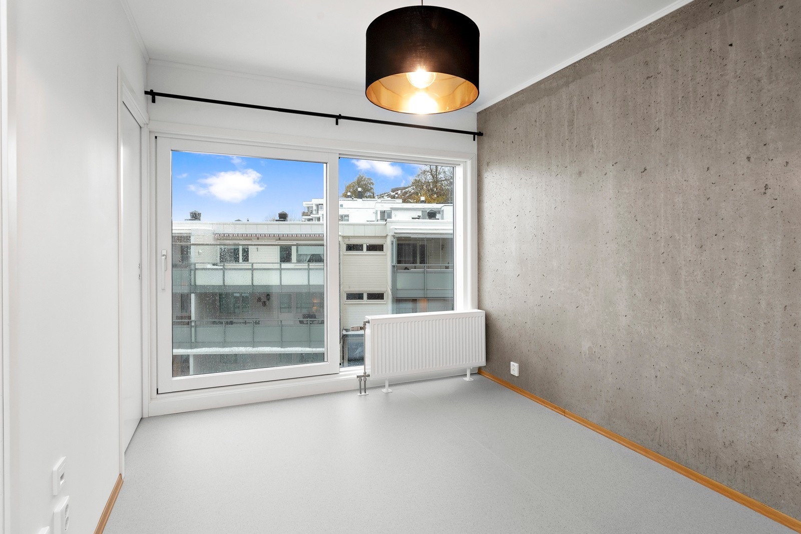 Stuen har store vindusflater, som slipper inn godt med lys Galleribilde
