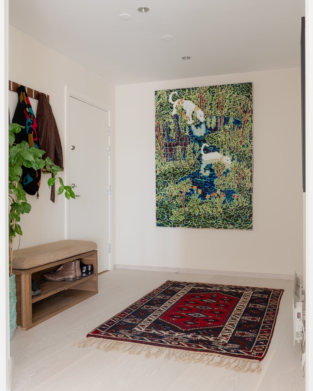 Her er det god plass til å henge fra seg yttertøy og sette fra seg skoene. Galleribilde