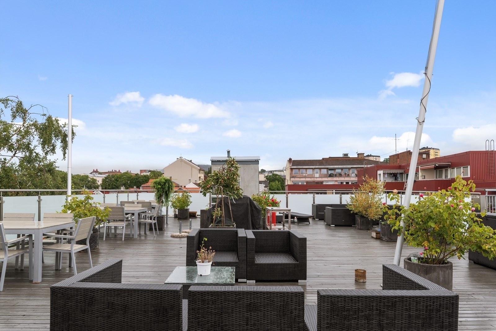 Stor felles takterrasse som ligger kun en etasje opp Galleribilde