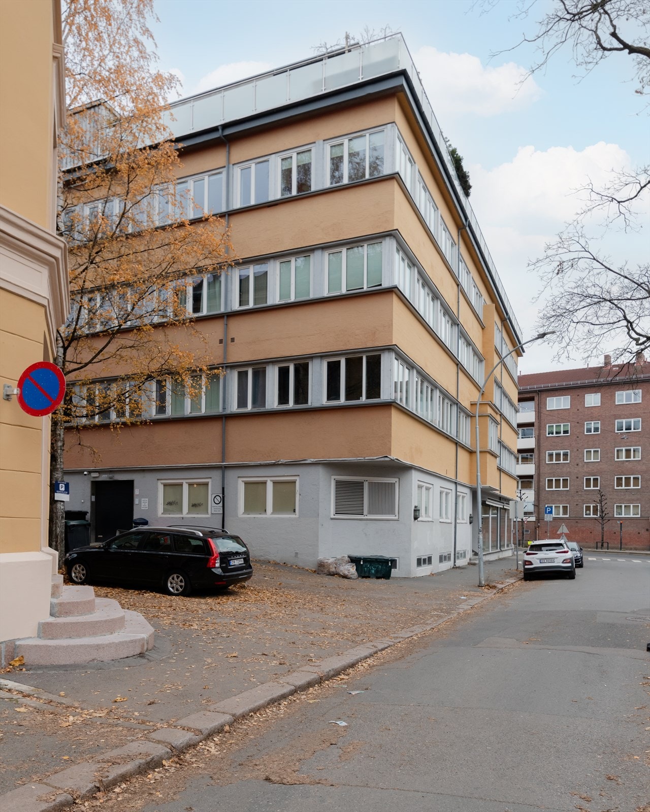Borettslaget har gårdsrom med steinlagt gårdsplass, variert beplantning og sittegrupper Galleribilde