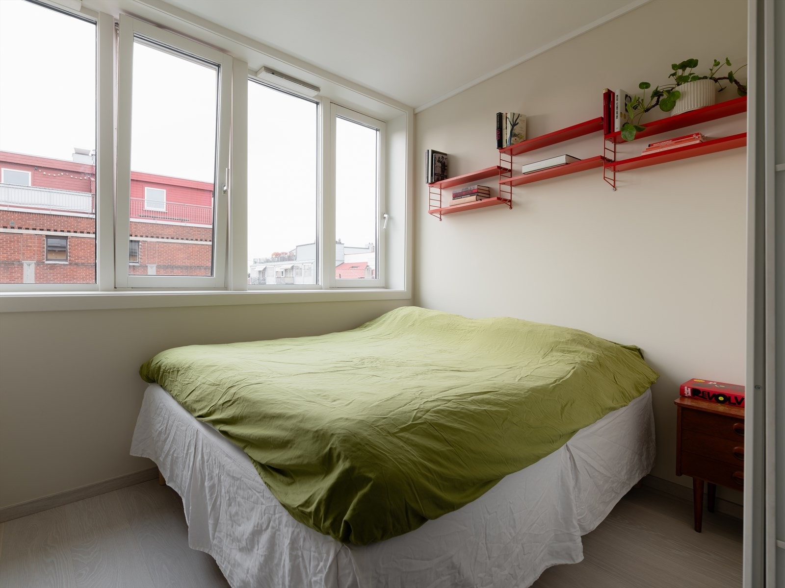 Hovedsoverommet er av god størrelse med plass til en dobbeltseng, tilhørende nattbord og annet ønskelig møblement. Galleribilde