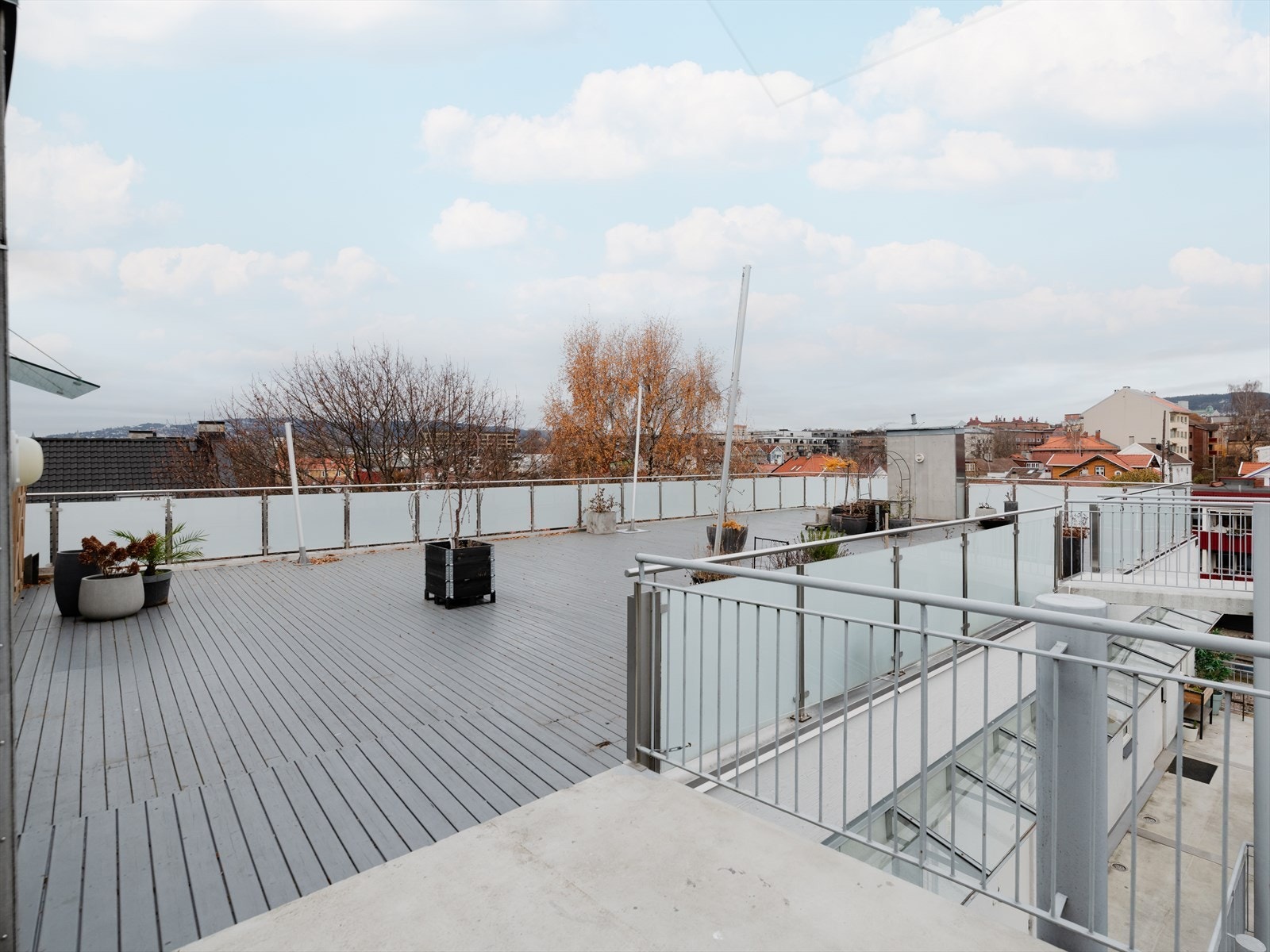 Borettslaget har en felles takterrasse på 190 m² som er pent opparbeidet med fellesgrill og flere sittegrupper. Galleribilde