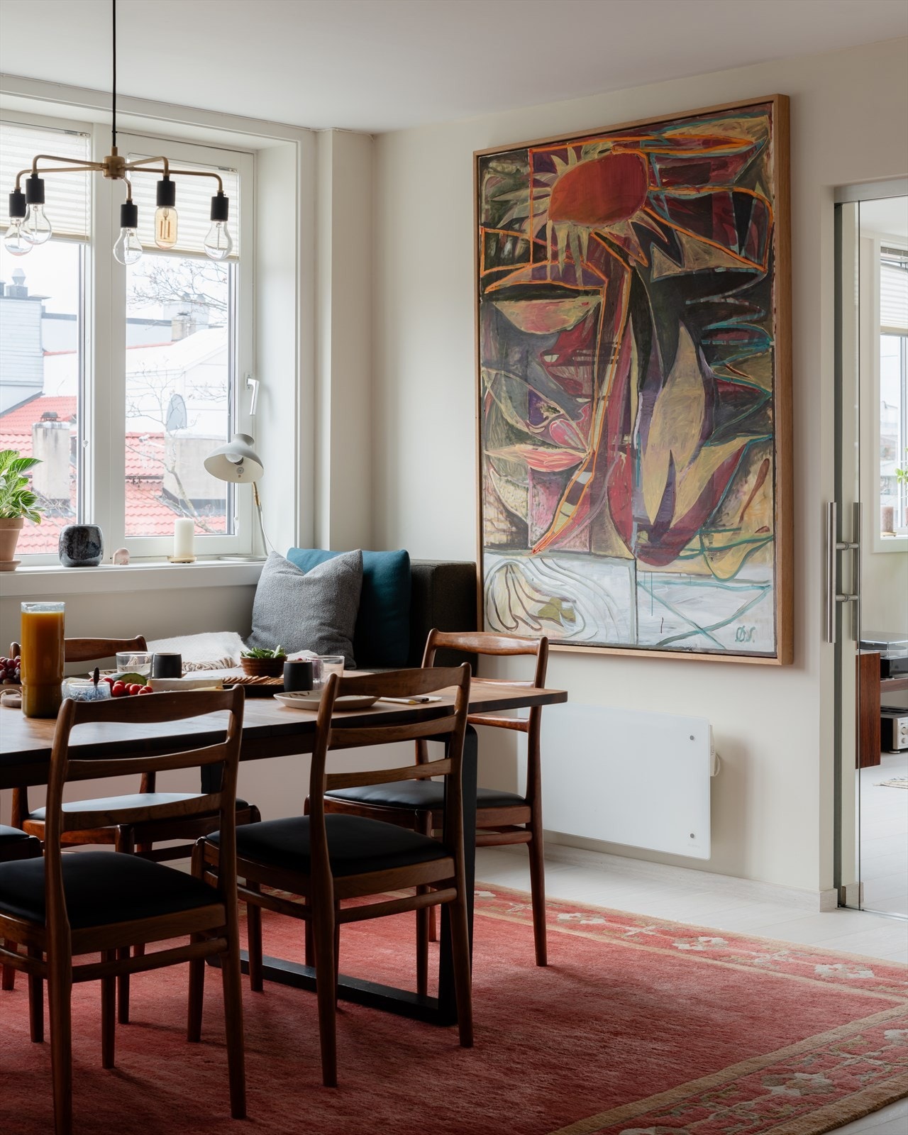 På kjøkkenet er det god plass til et stort spisebord hvor en bedre middag kan nytes sammen med det inviterte selskapet. Galleribilde