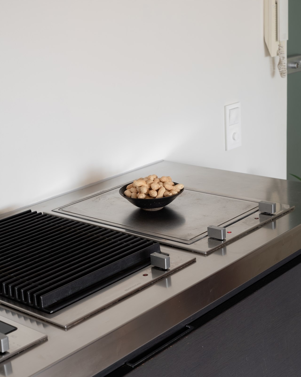 Grill og teppanyaki er fra Italienske Barazza. Galleribilde