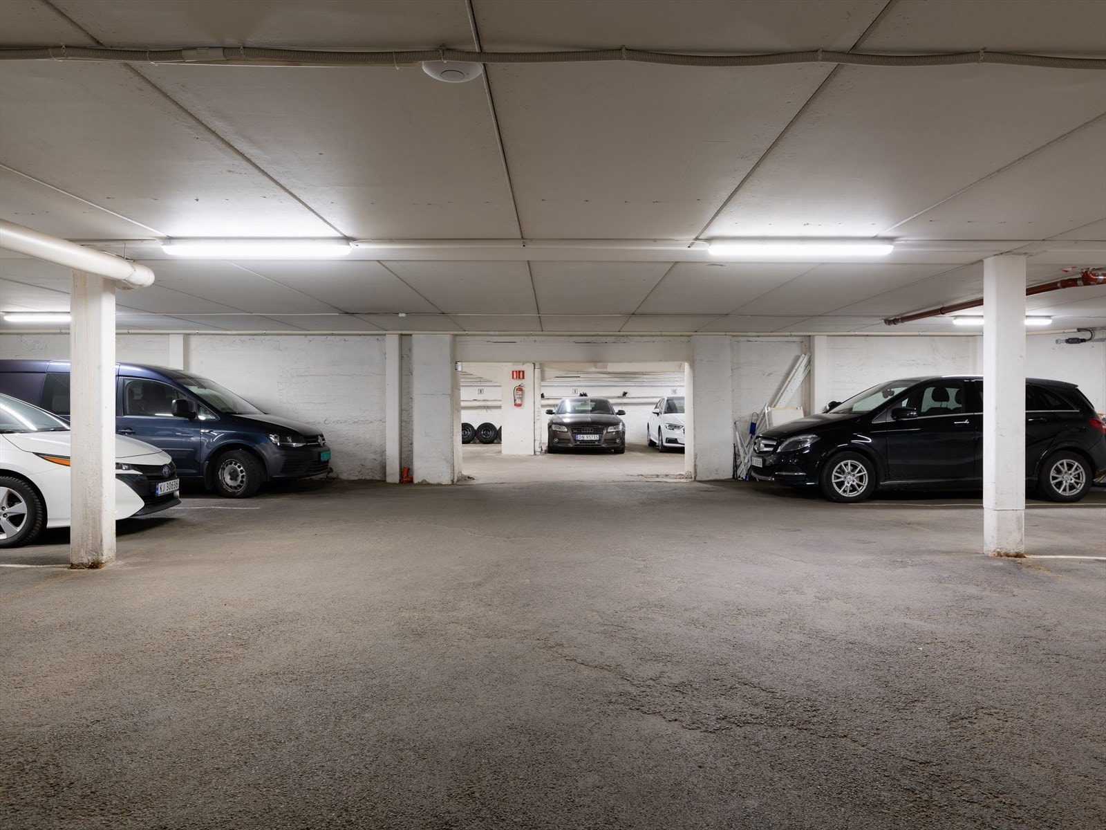 Enkel adkomst ned til parkeringskjelleren. Garasjeplass tildeles etter ansiennitet - garasjeplass følger ikke leiligheten ved salg. Galleribilde