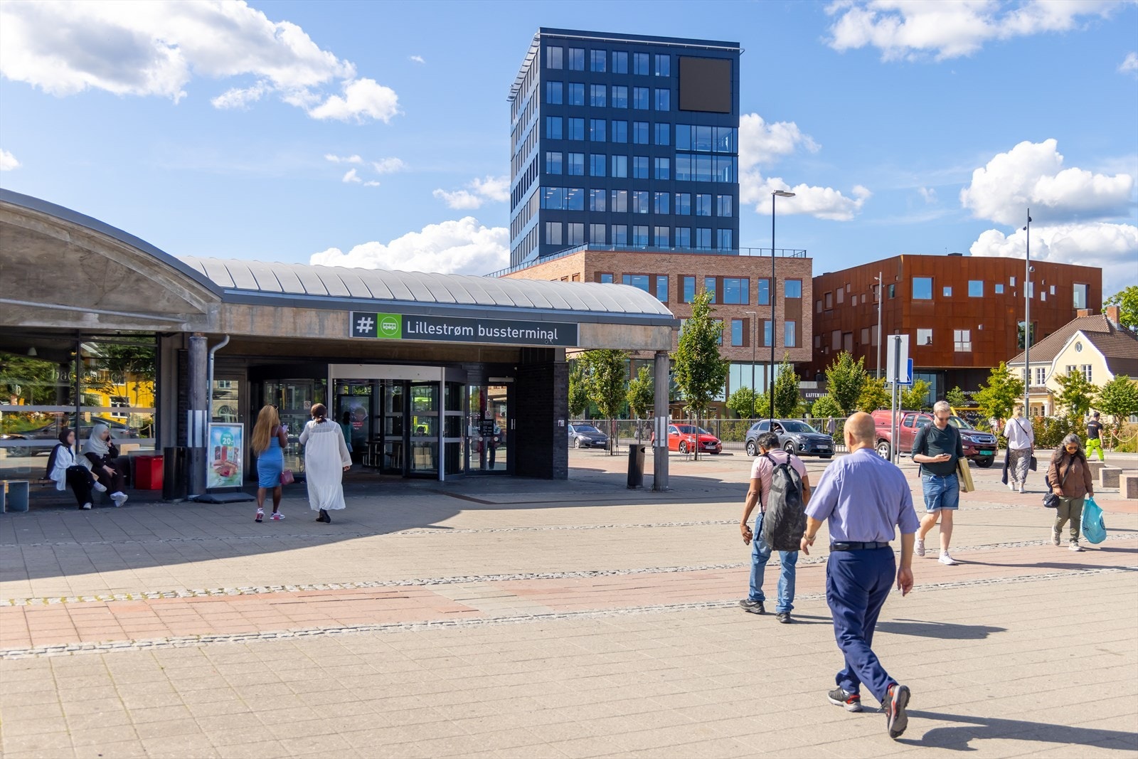 Fra Lillestrøm går det regelmessige bussavganger mot Oslo, Fetsund og Skedsmokorset blant annet. Galleribilde