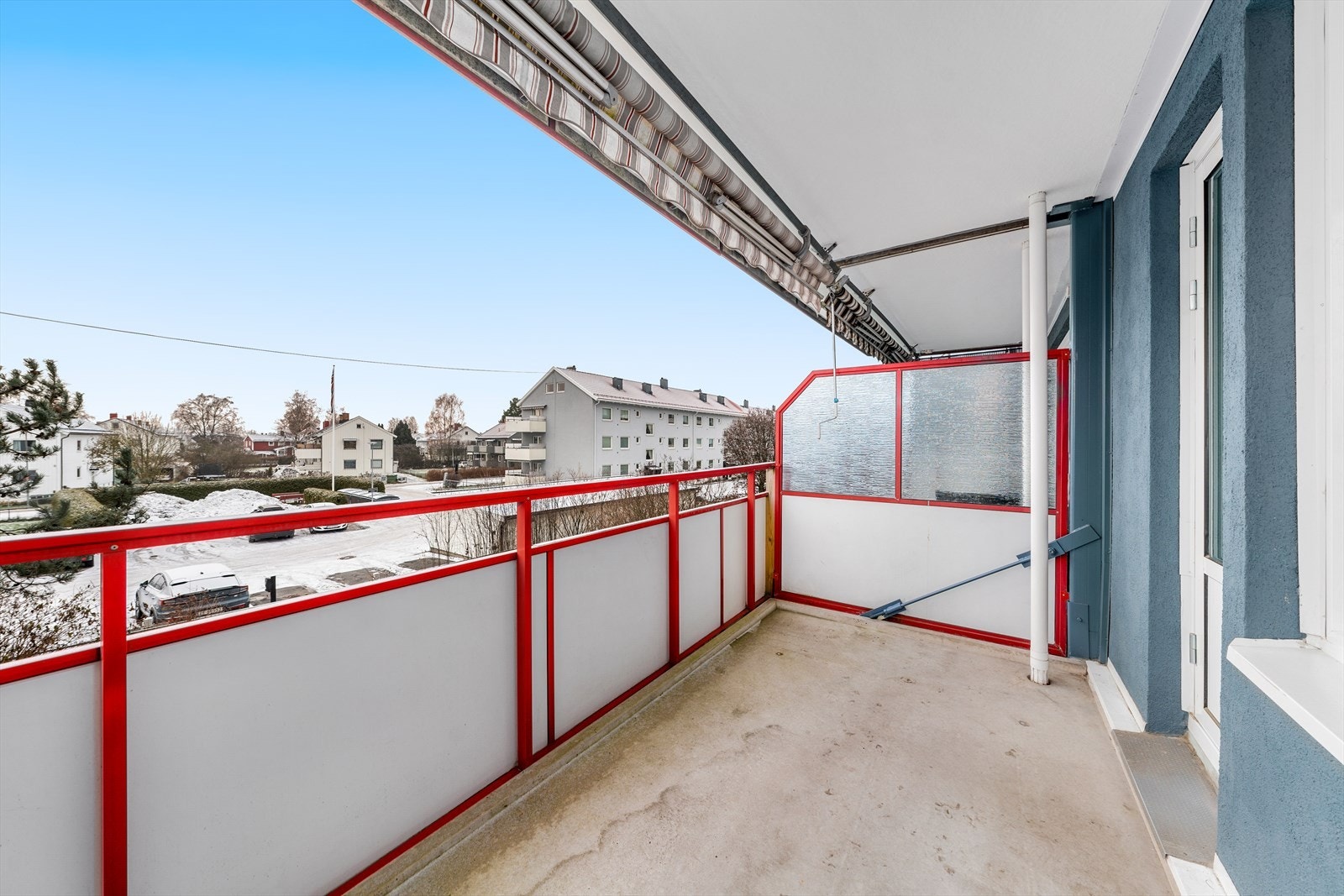 Livet utendørs nytes på en vestvendt balkong ved stuen, og fellesområdet er pent opparbeidet med store grøntarealer. Galleribilde