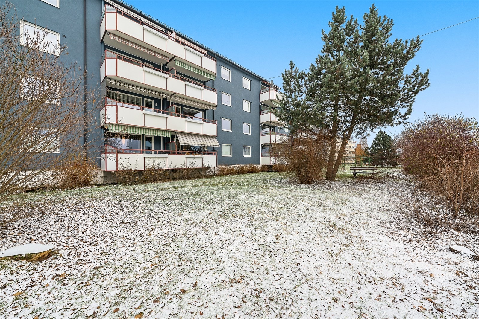 Fra balkongen er det fritt utsyn mot fine grøntarealer på borettslagets tomt. Galleribilde