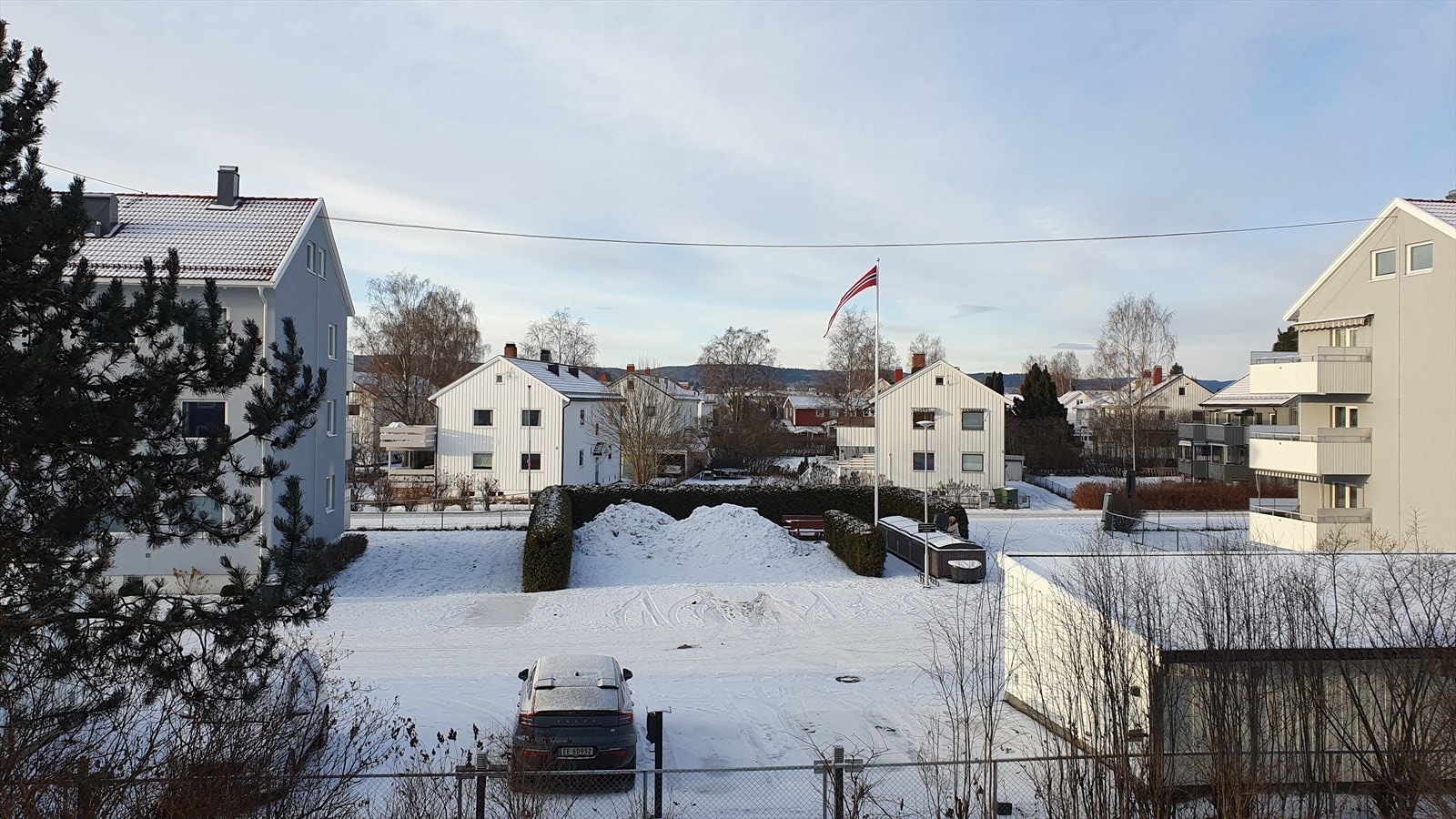 Flott utsikt fra stuen og balkong. Galleribilde