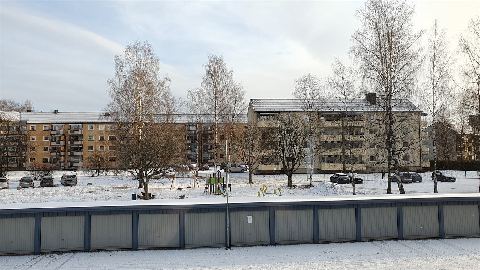 Fine uteareal med lekeplass og sittegrupper. Galleribilde