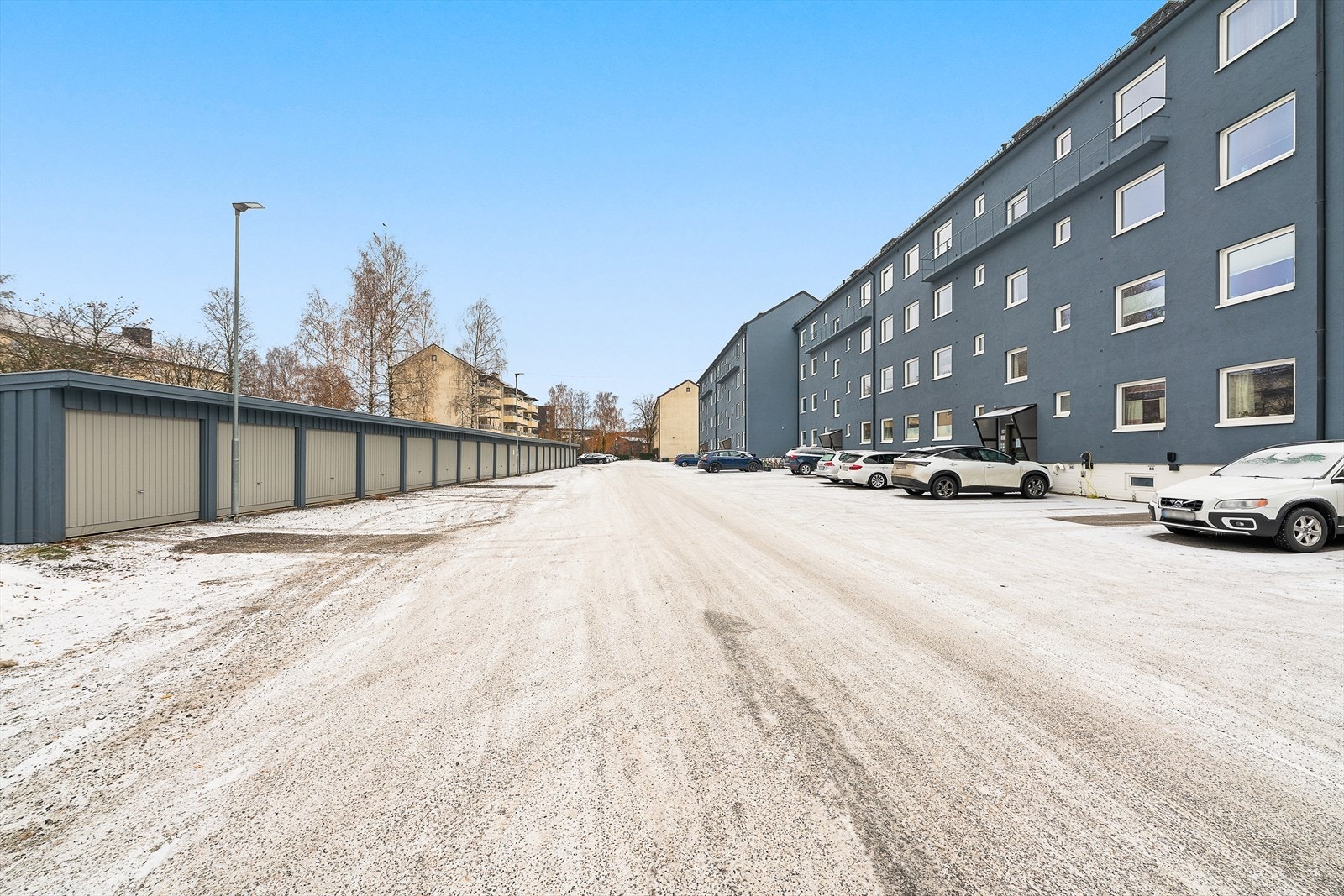 Det er kun parkeringsplasser som er merket med leilighetsnummer som er reservert til beboerne som bor i og/eller eier leilighet med samme nummer. Disse plassene er ikke til fri benyttelse for andre. Galleribilde