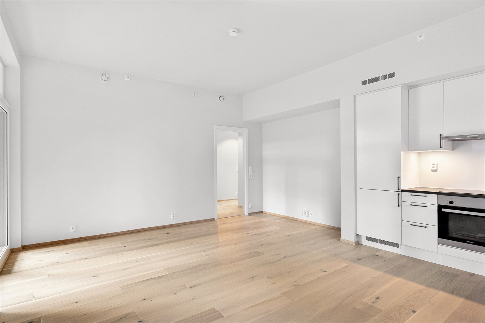 Stuen er på 25,5 kvm og har god plass til sofagruppe og spisebord Galleribilde